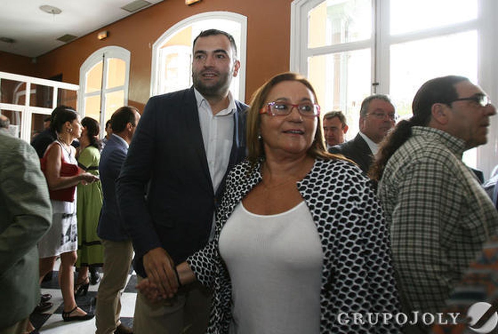 El dirigente socialista Ángel Romero, con la alcaldesa de Isla Cristina, María Luisa Faneca, en el vestíbulo de la Casa Colón.

Foto: Josué Correa / Mamen Pérez