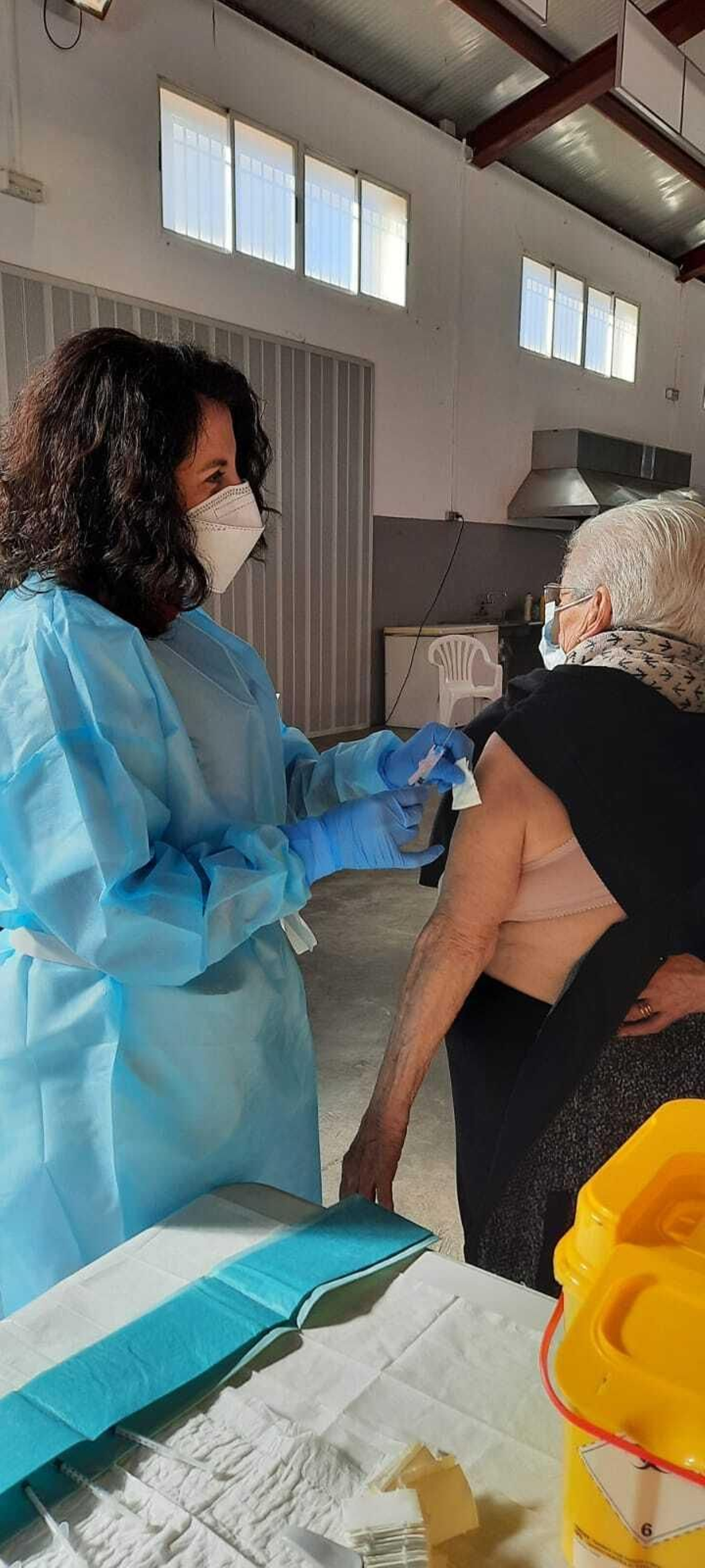 Carmen Huete, de Montefrío, se vacuna a sus 100 años