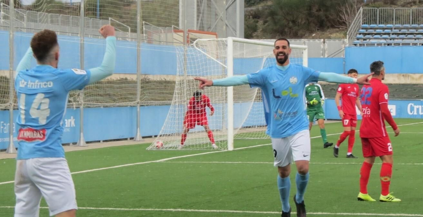 Juan Delgado festeja su tanto junto a Victor Morillo ante la presencia de Cifu y Morillo.