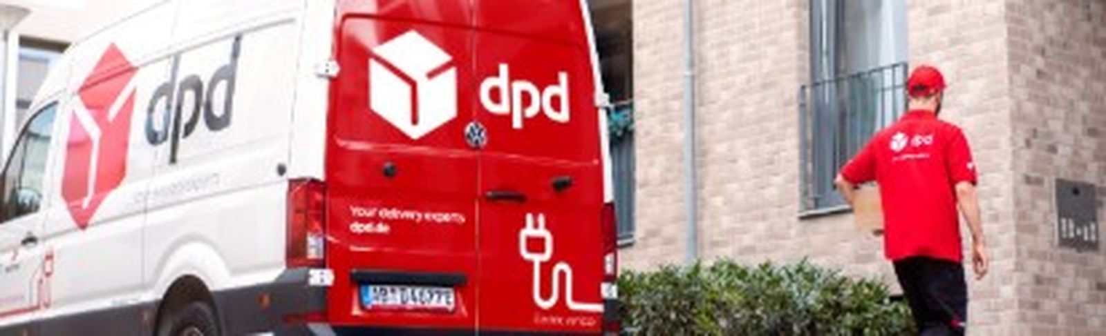 Un empleados de DPD realiza una entrega.