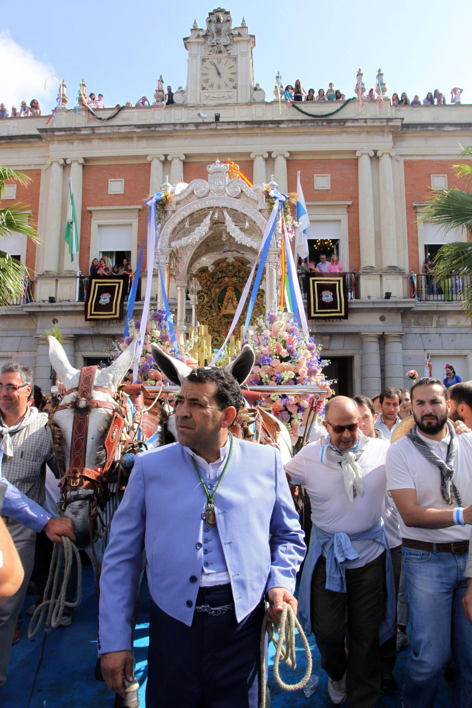 El Simpecado de la Hermandad del Rocío de Huelva ante el Ayuntamiento de la capital.