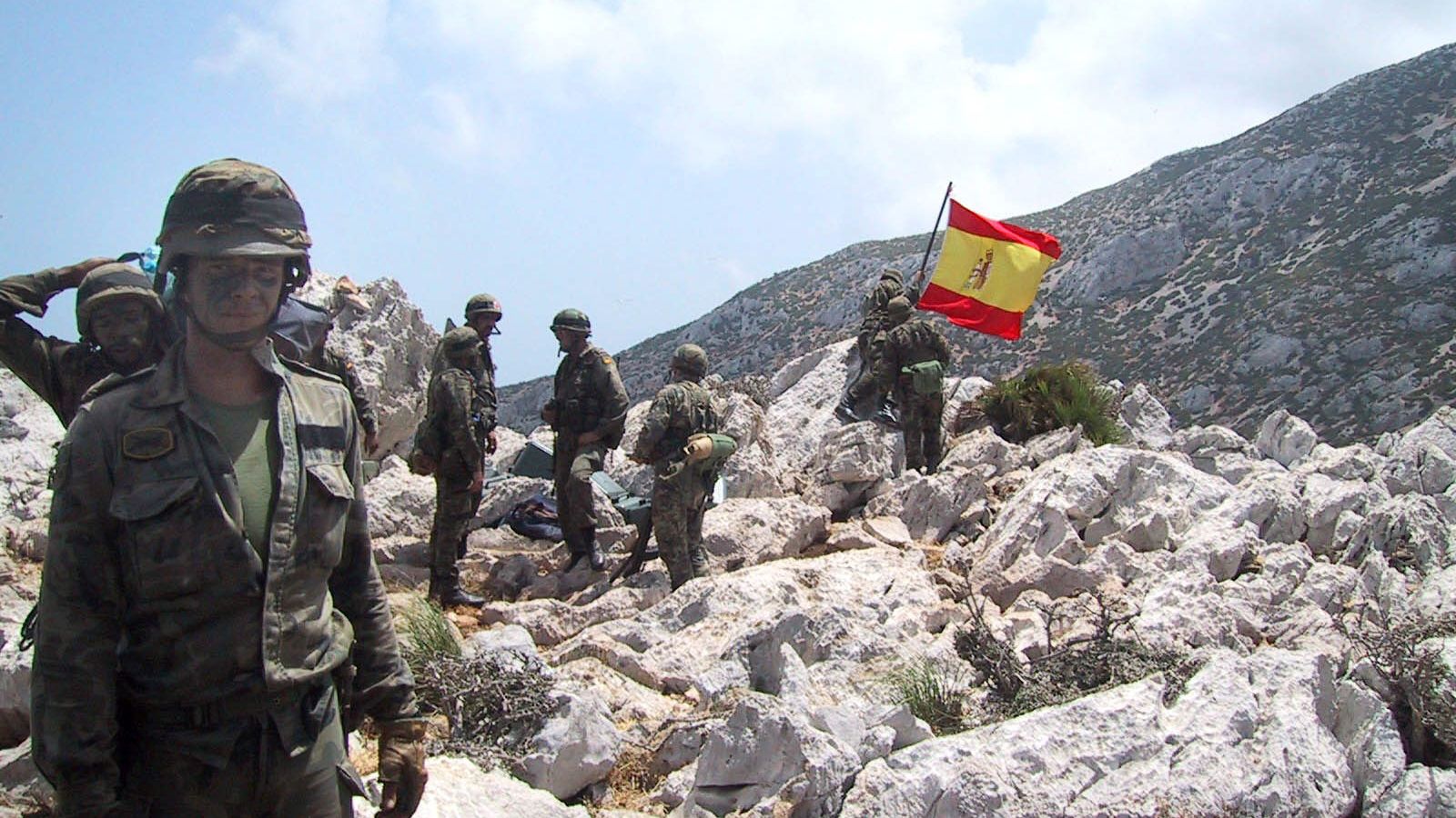 Soldados españoles en el islote de Perejil tras su 'reconquista' en el verano de 2002