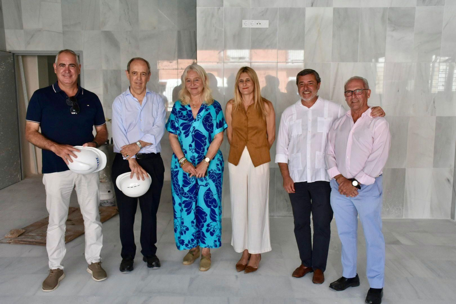 La delegada del Gobierno andaluz, Mercedes Colombo, y el delegado territorial de Inclusión, Alfonso Candón, junto a la directora de la asociación Párkinson Bahía de Cádiz, Lola Garzón, el presidente de la asociación, Joaquín Izquierdo, el arquitecto y el constructor, durante la visita realizada a las obras del nuevo centro de estancia diurna que se construye en San Fernando La delegada del Gobierno andaluz, Mercedes Colombo, y el delegado territorial de Inclusión, Alfonso Candón, junto a la directora de la asociación Párkinson Bahía de Cádiz, Lola Garzón, el presidente de la asociación, Joaquín Izquierdo, el arquitecto y el constructor, durante la visita realizada a las obras del nuevo centro de estancia diurna que se construye en San Fernando