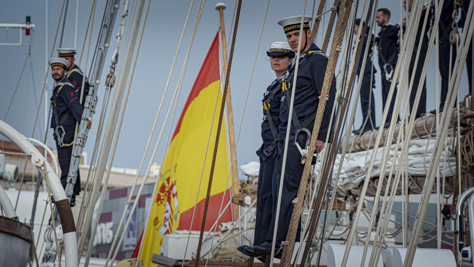 Salida del buque escuela J. S. de Elcano de los muelles de Cádiz para emprender su XCVI Crucero de Instrucción