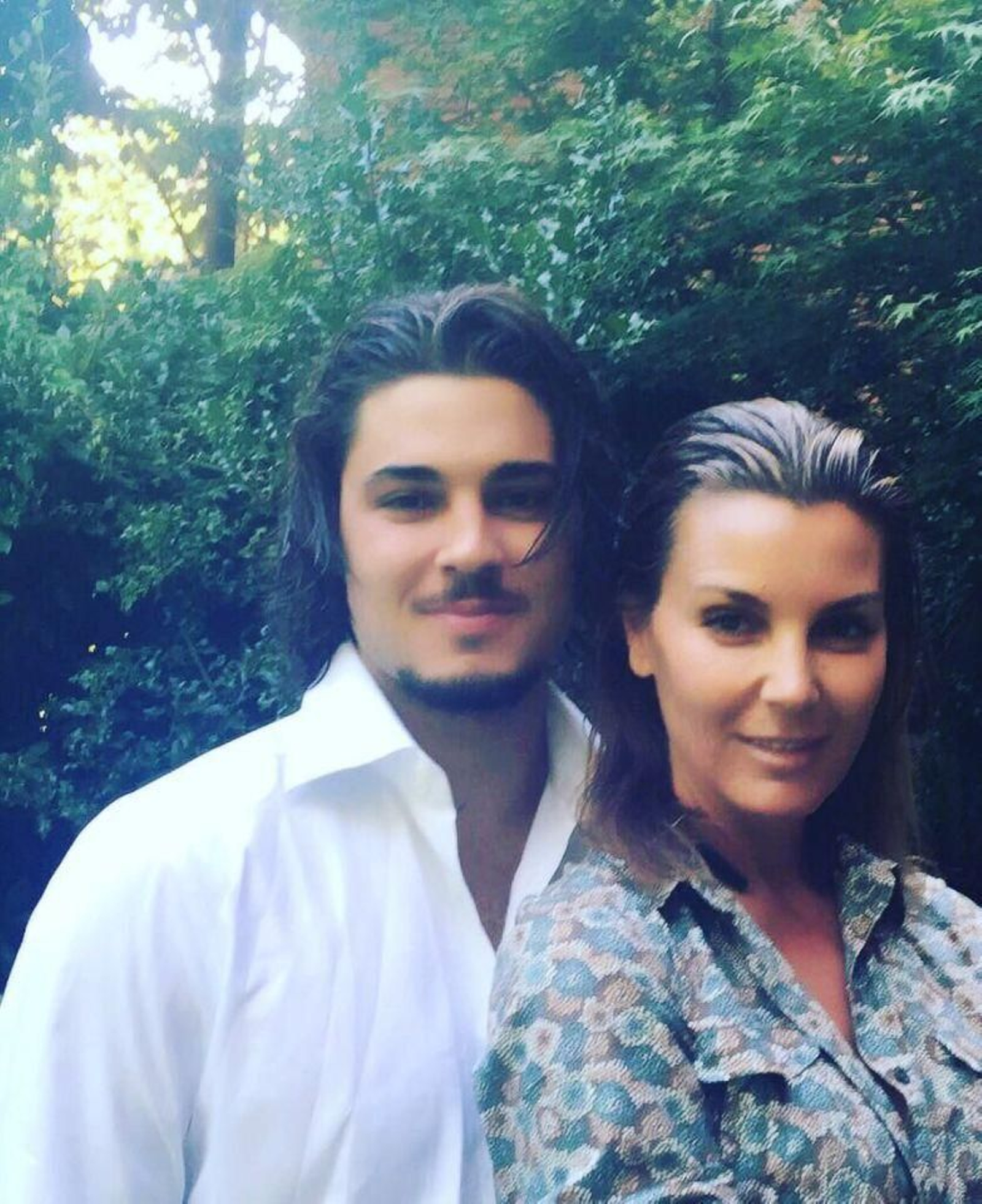 Mar Flores con su hijo mayor, Carlo, en una foto de sus redes sociales.