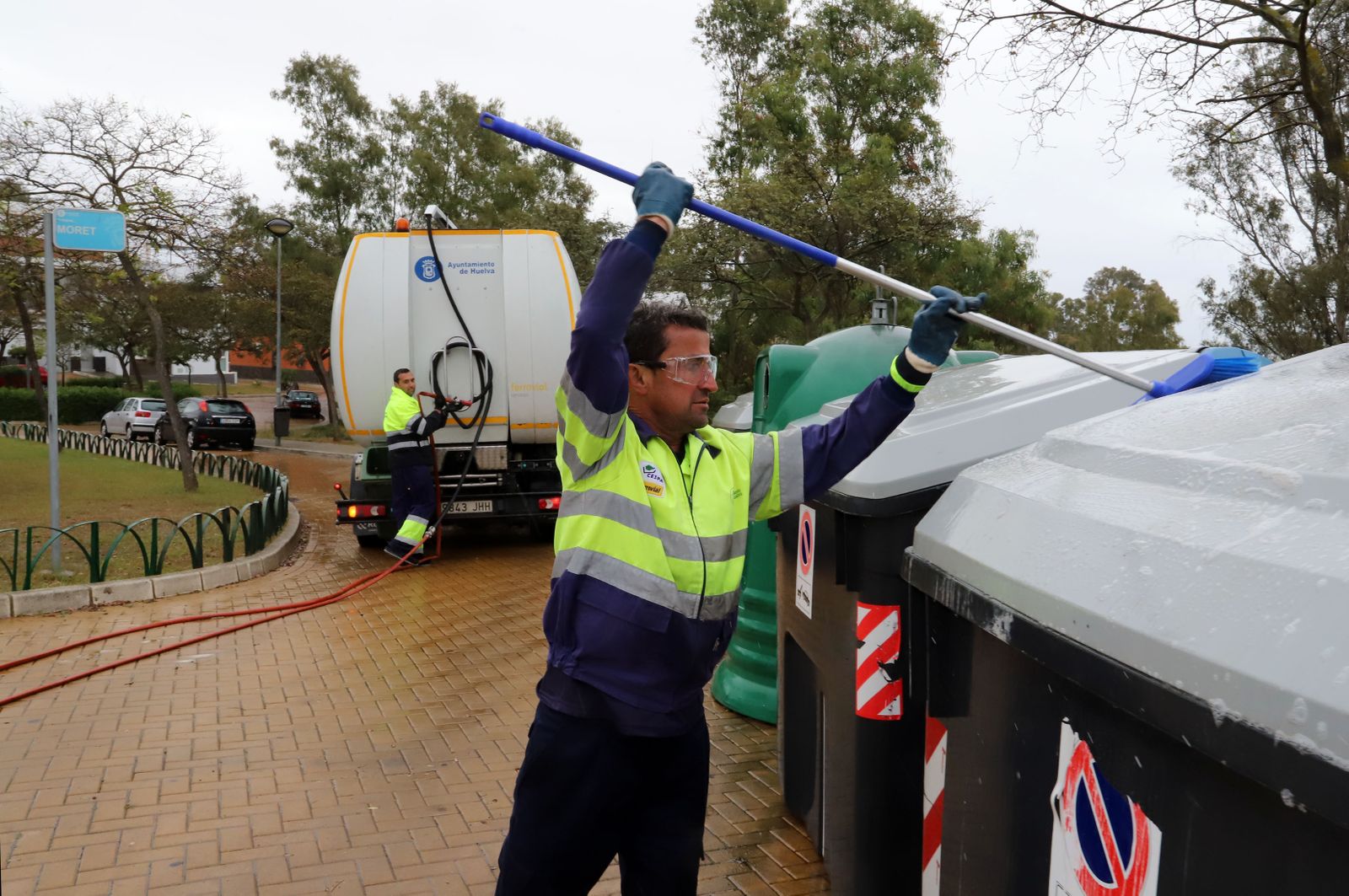 Imágenes del servicio especial de limpieza del Ayuntamiento de Huelva