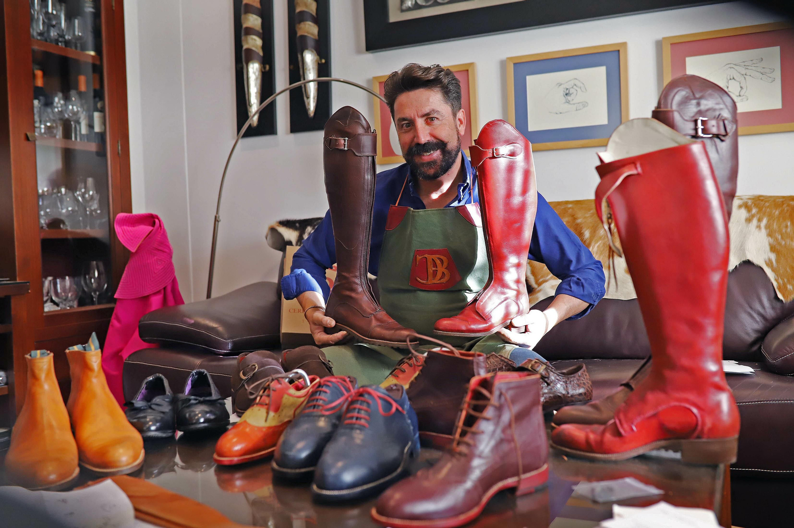 Raúl Cerro posa con algunas de sus creaciones.