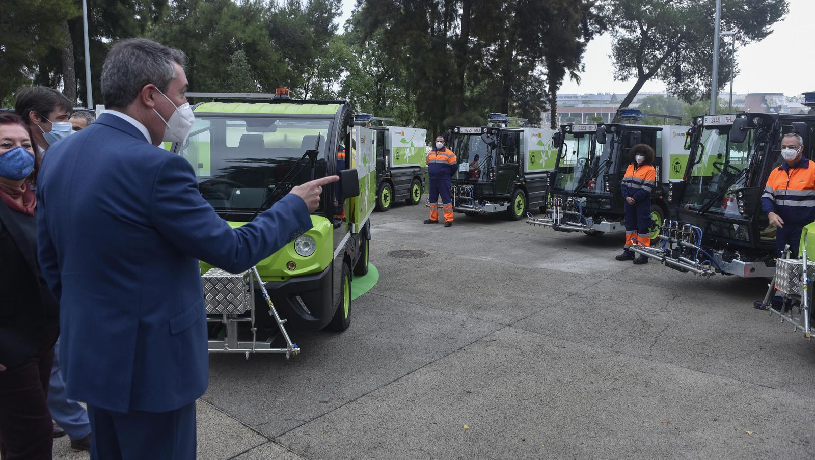 El alcalde, Juan Espadas, con trabajadores de Lipasam.