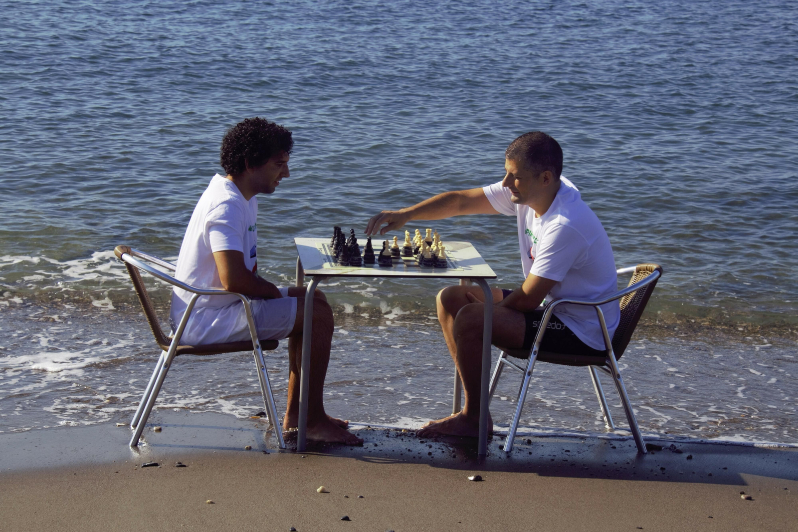 Las imágenes de la partida submarina de ajedrez en Carchuna