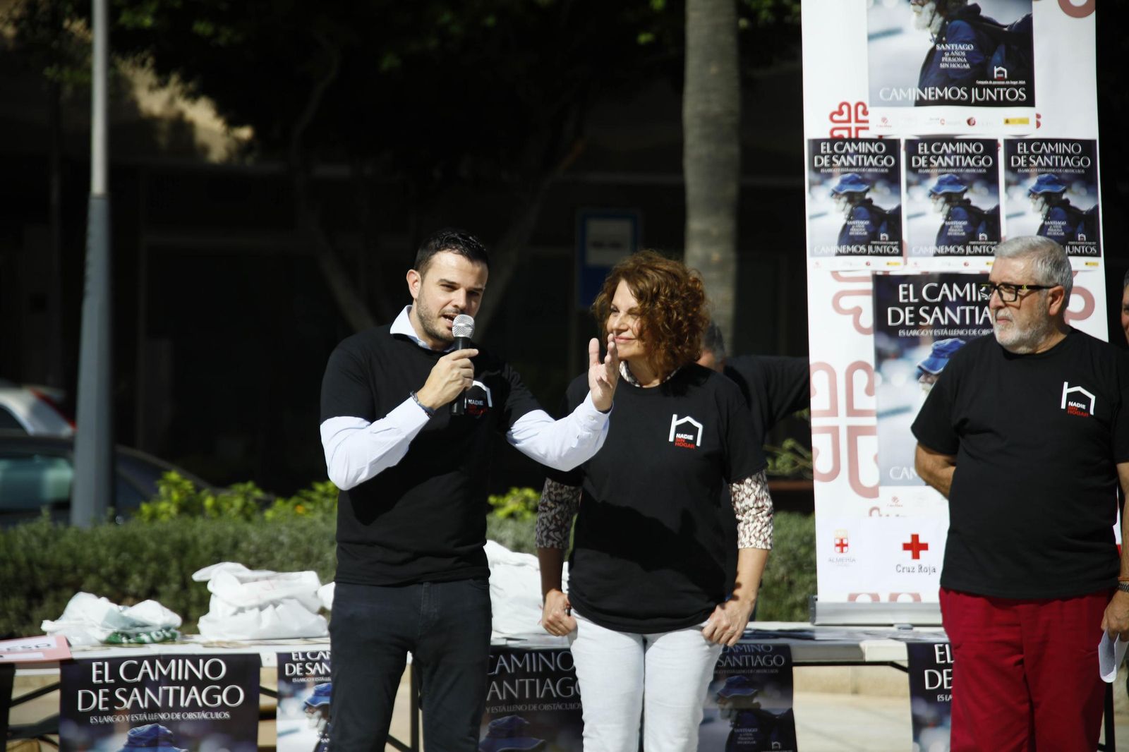 Imágenes de la campaña "Camino de Santiago" para celebrar el día de las personas sin hogar en Almería