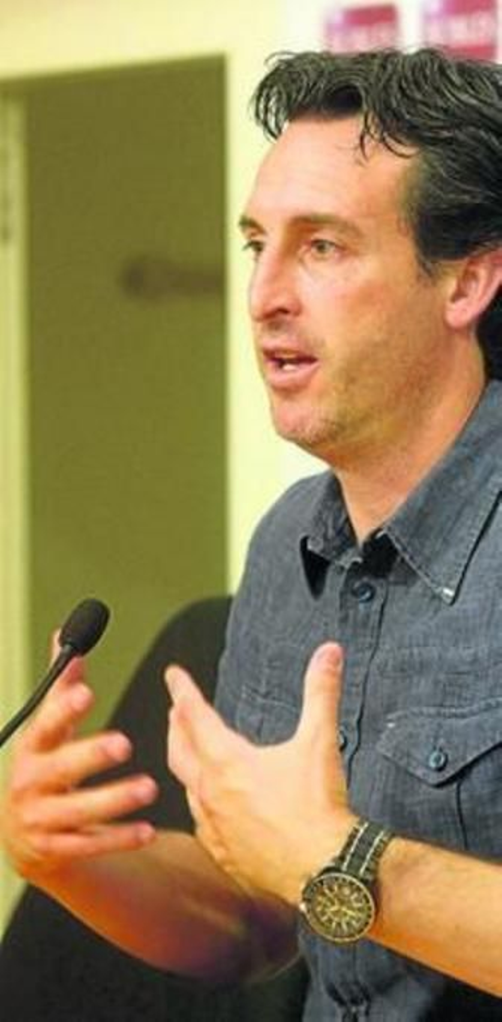 Unai Emery se expresa durante su comparecencia previa.