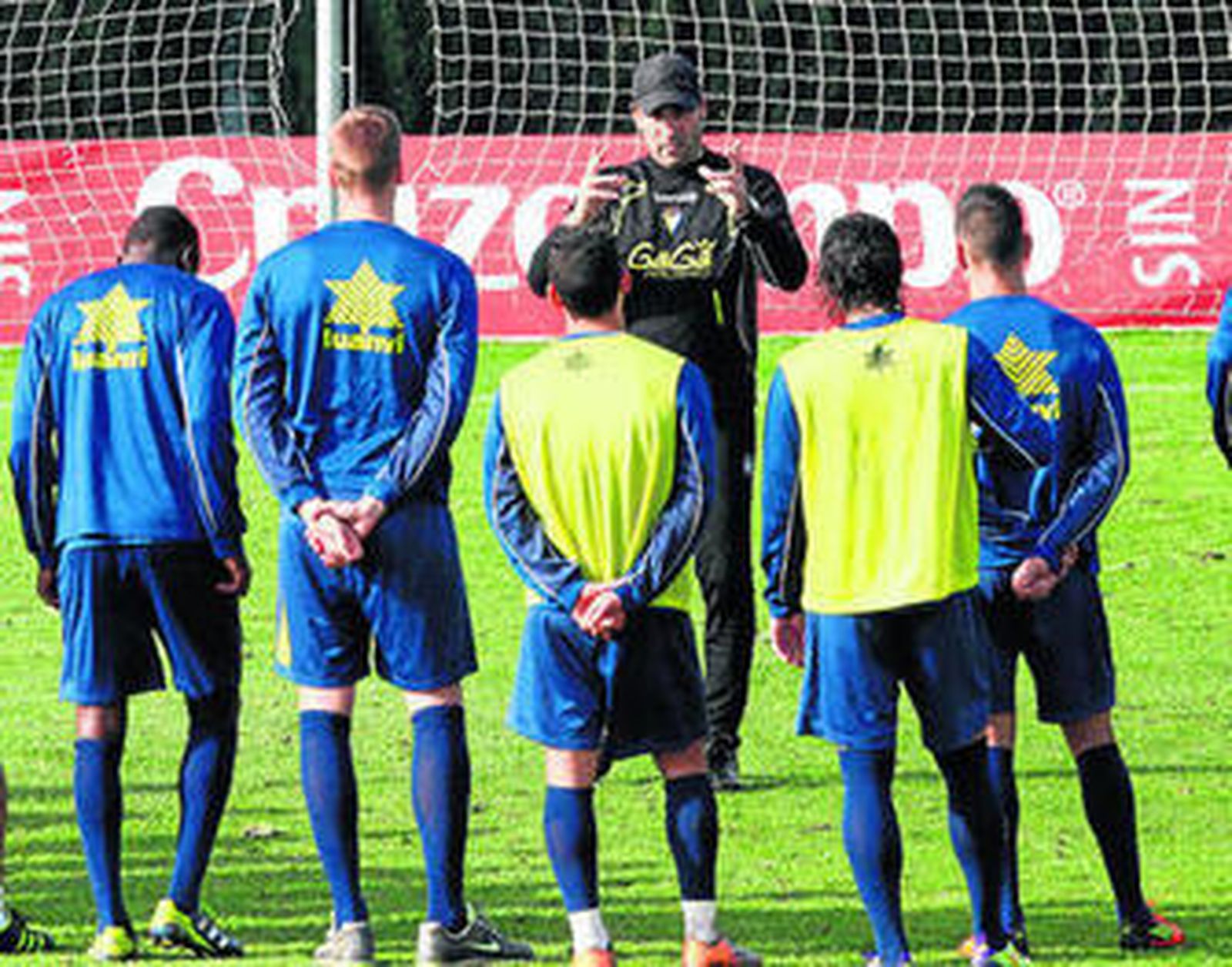 Agné utiliza sus manos mientras se dirige a la plantilla en su primer entrenamiento como técnico del Cádiz.