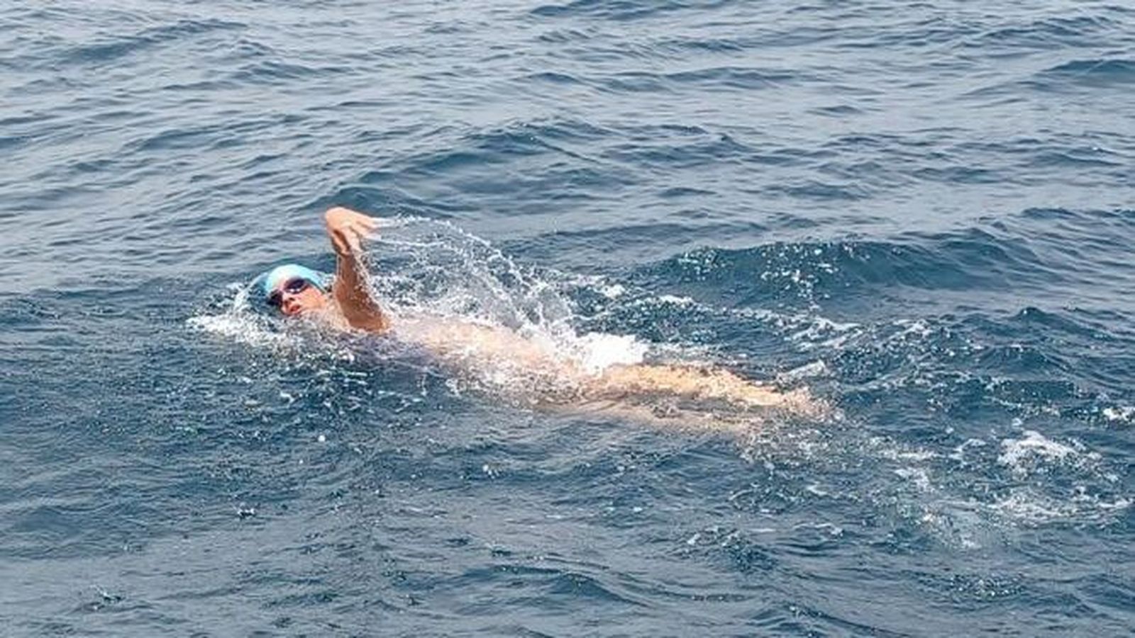 Una nadadora, indebidamente equipada para realizar natación en aguas abiertas