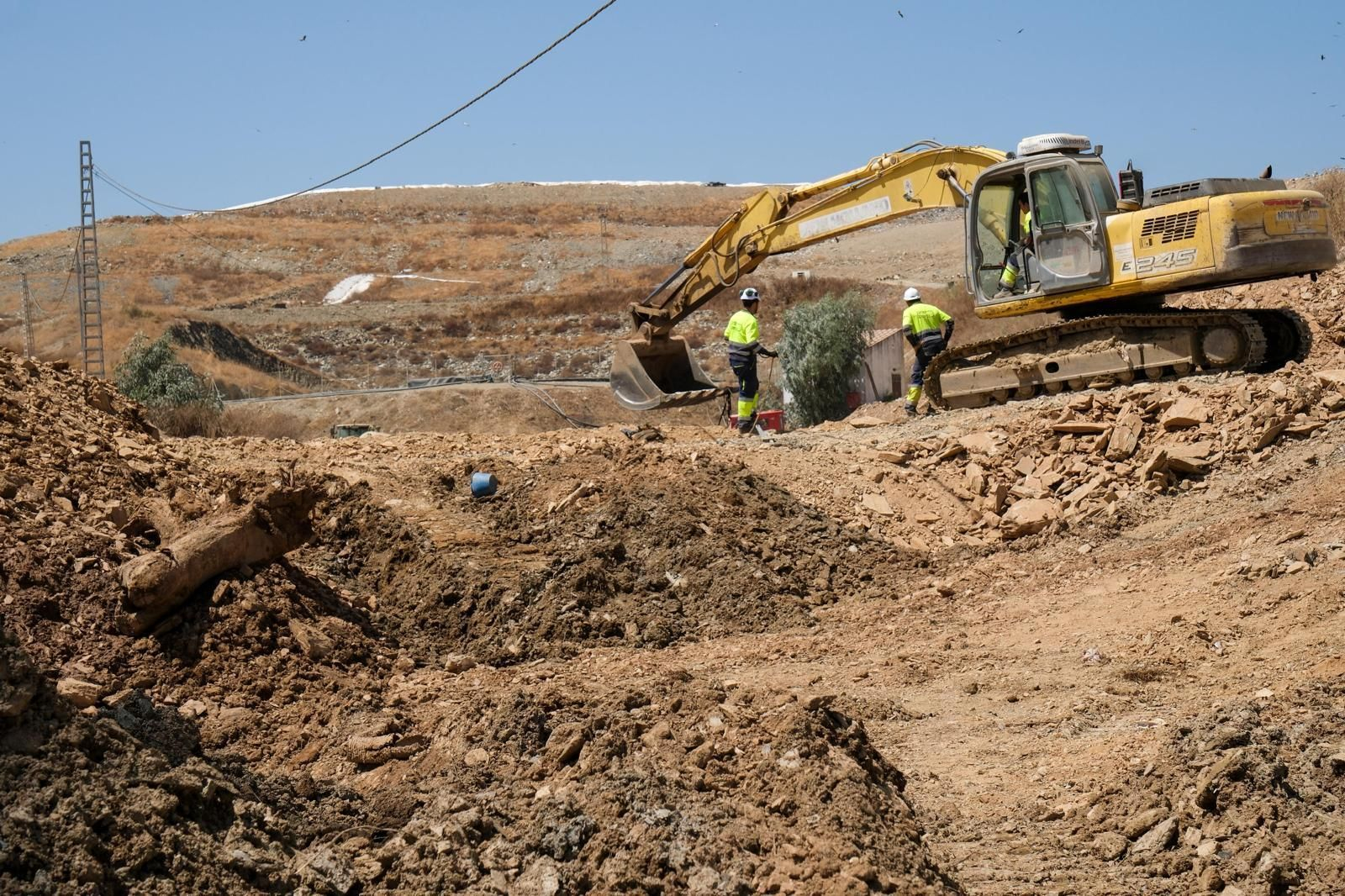 Maquinaria actuando en la planta de Villarrasa.