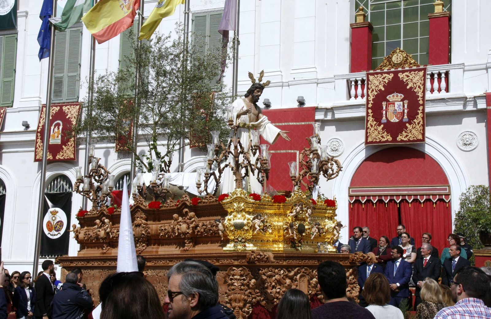 La imagen de Nuestro Señor Jesucristo Resucitado, en el paso de Misterio, en la Carrera Oficial.