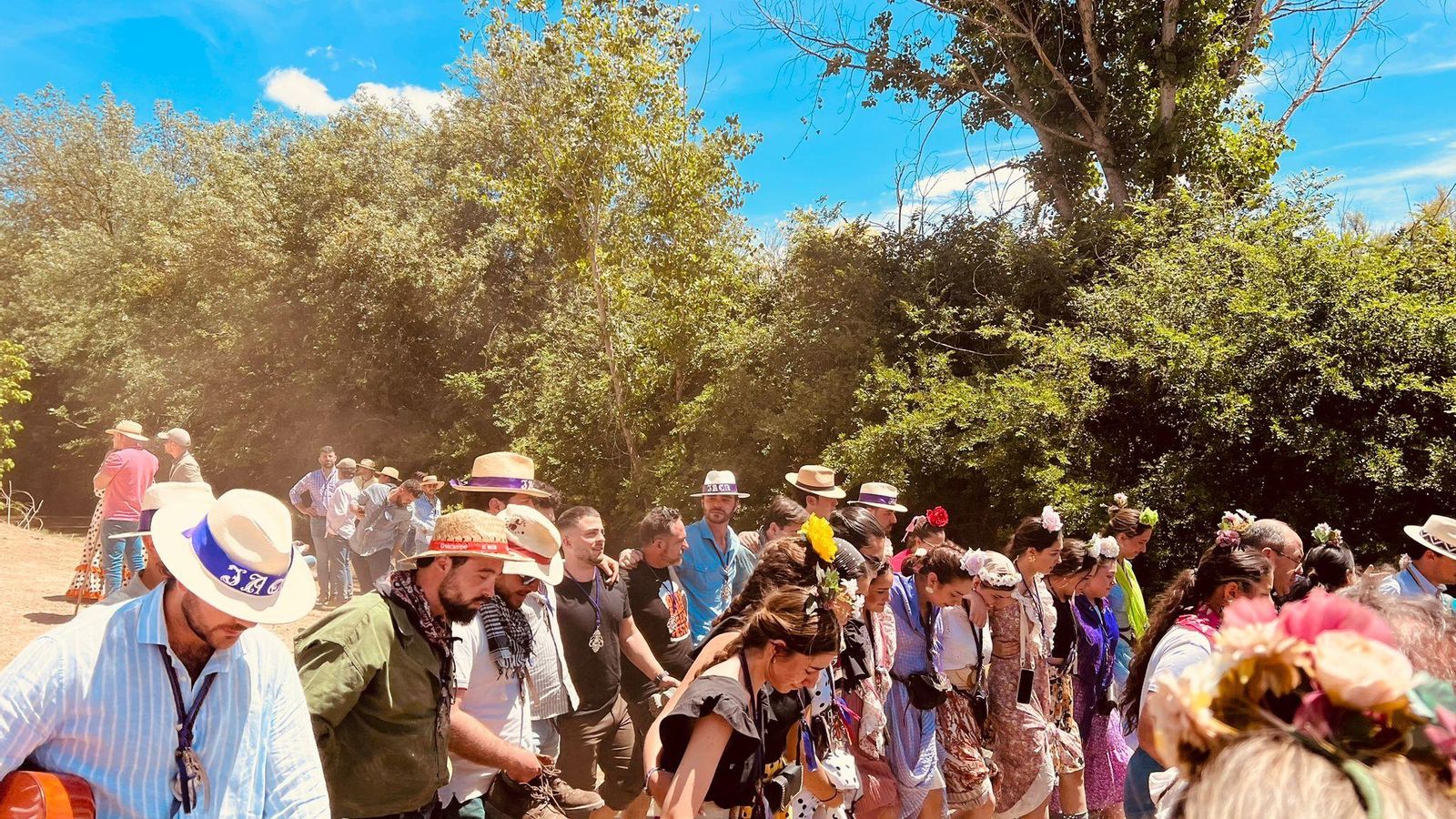 Los nuevos peregrinos se bautizan en las aguas del río Quema.