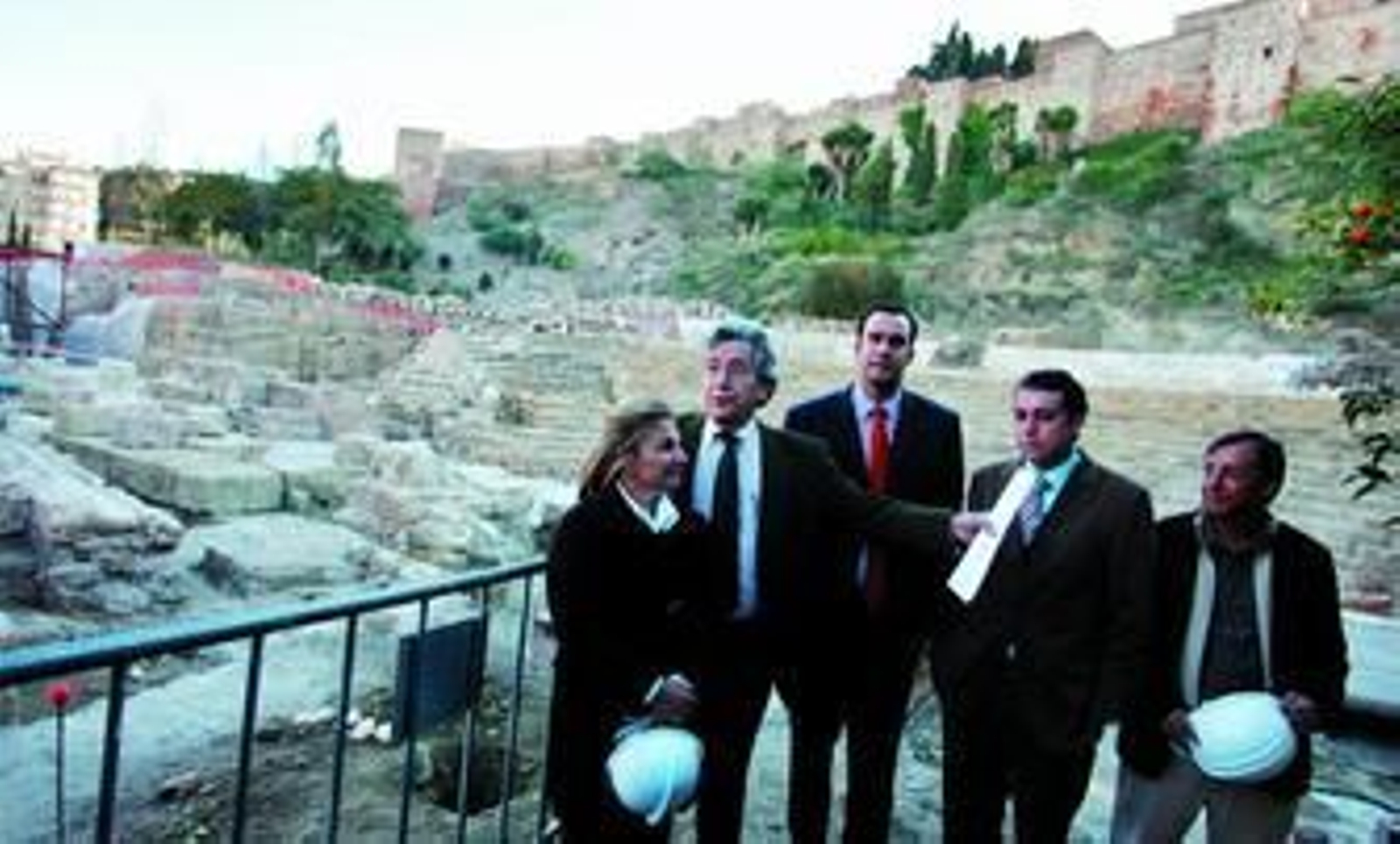 Los arqueólogos Carmen Peral y Manuel Corrales, junto a responsables de Cultura de Ayuntamiento y Junta, ayer, junto al Teatro Romano.