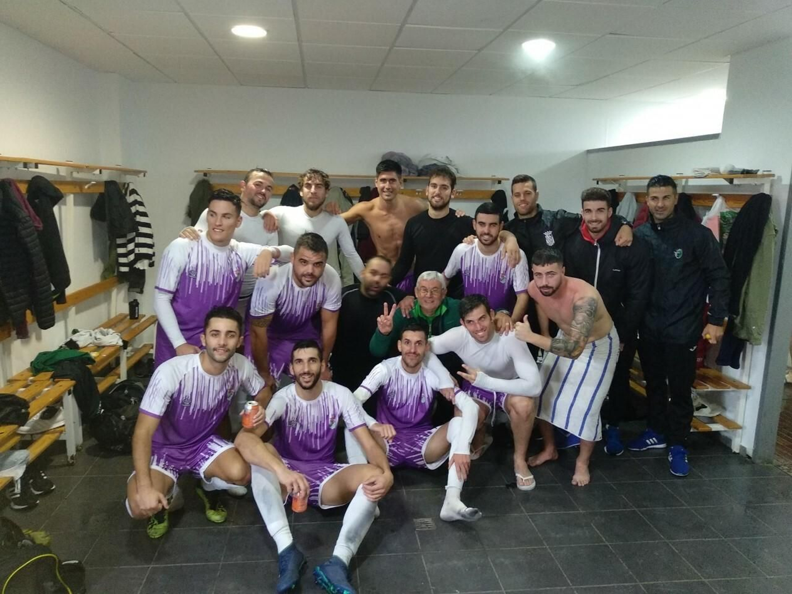 Nuevo festejo en vestuarios del Puerto Real, esta vez de blanquivioleta.