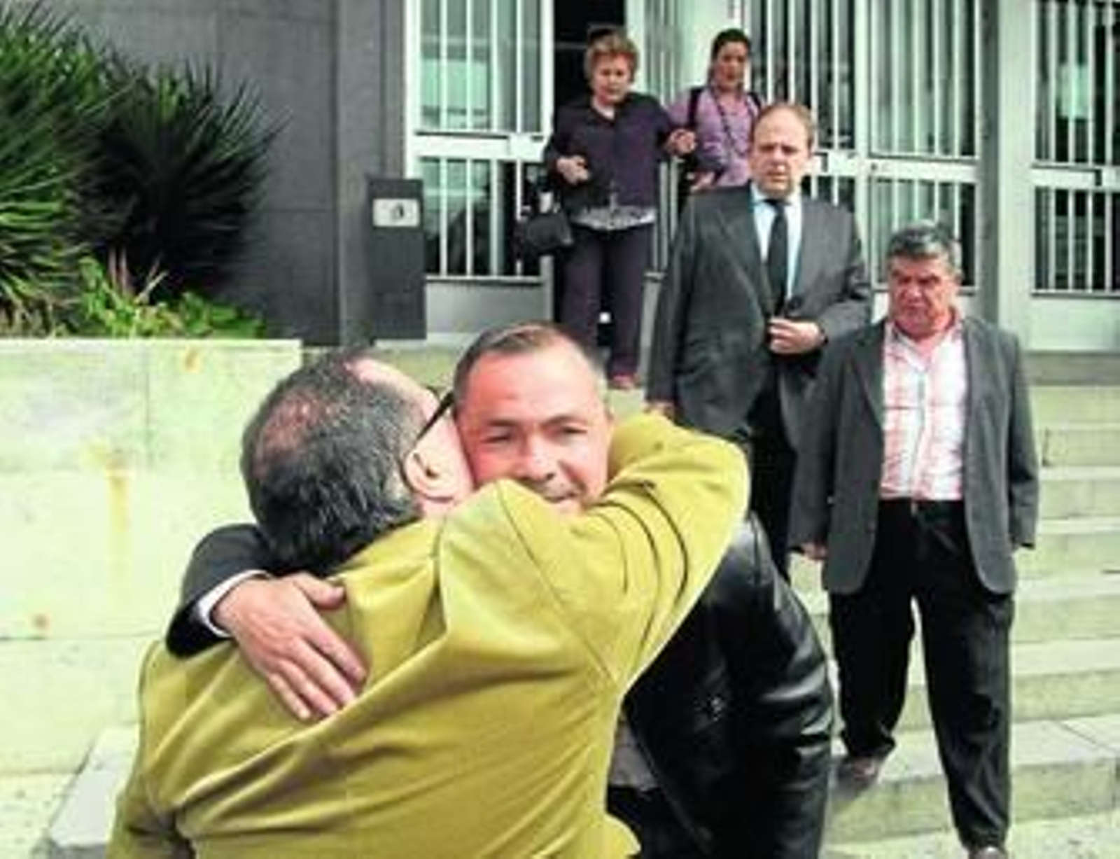 Rafael Lozano abraza a un conocido a la salida del juzgado, el día de la vista oral.