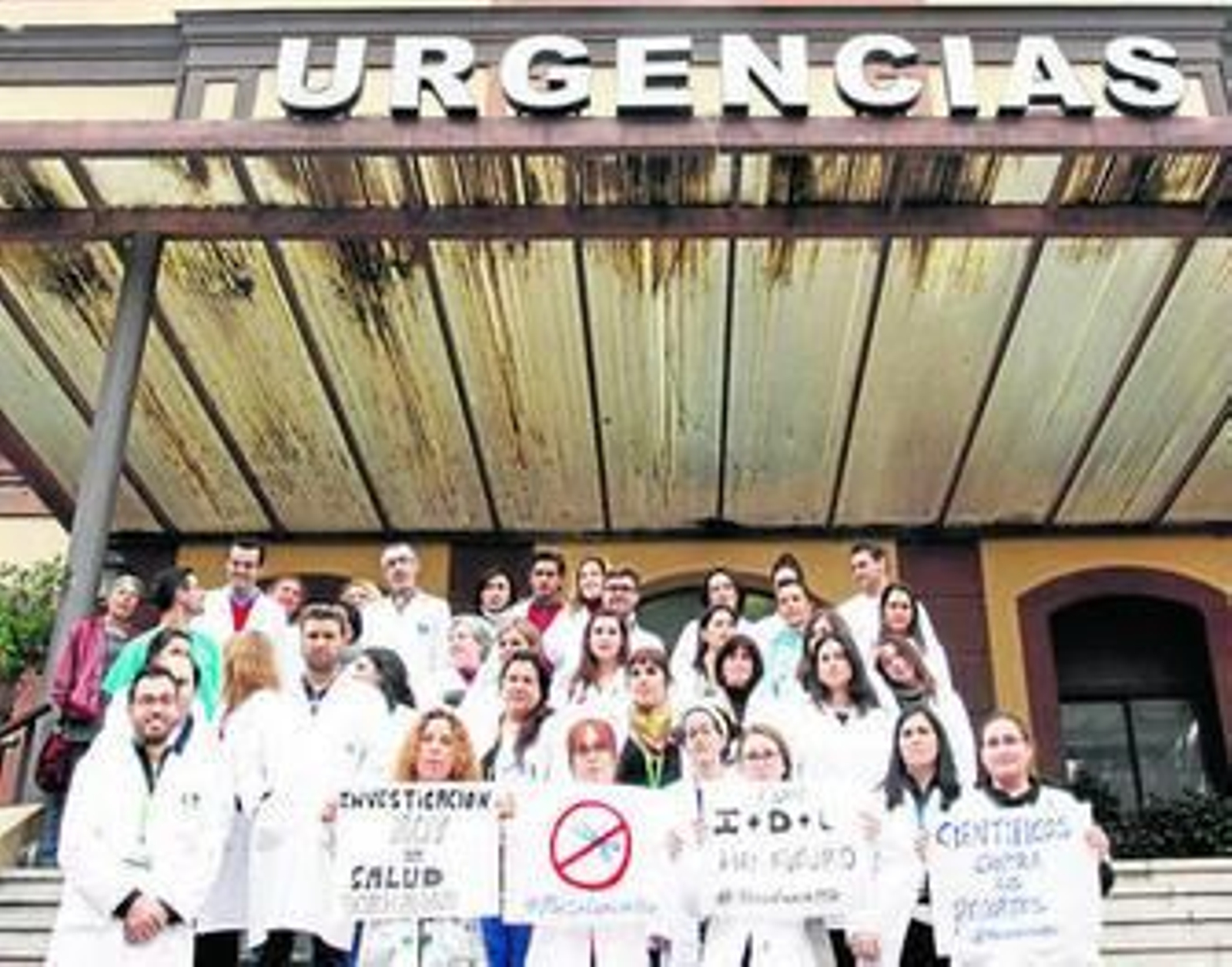 Investigadores concentrados en el Hospital Civil en protesta por los recortes.