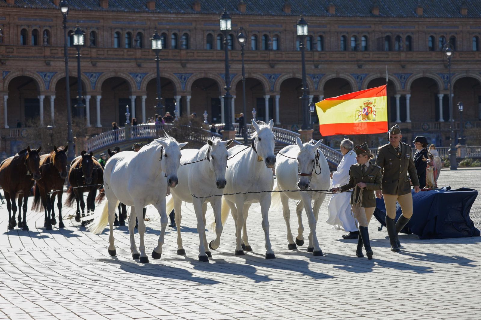 Las imágenes de la celebración del día de San Antón por la Policía Nacional en la plaza de España