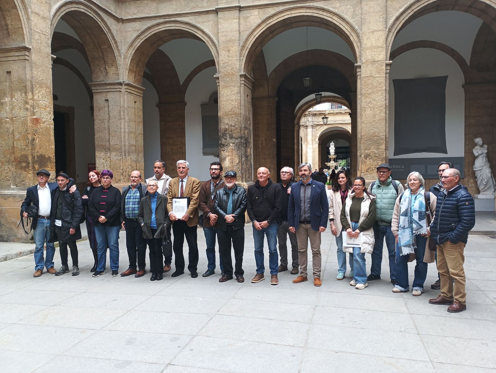 Foto de familia en la presentación del estudio sobre los vertidos mineros al Guadalquivir celebrada en el Rectorado de la Universidad de Sevilla.