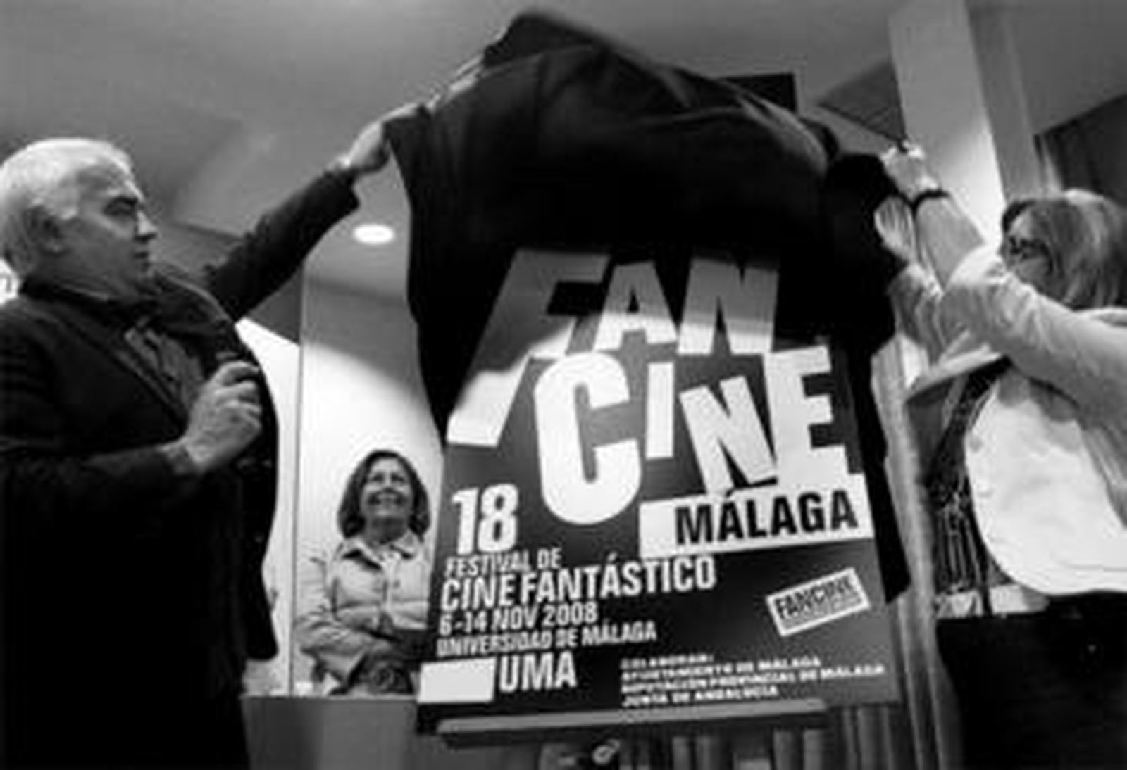 Oscar Mariné muestra el cartel que ha creado para el Festival de Cine Fantástico.