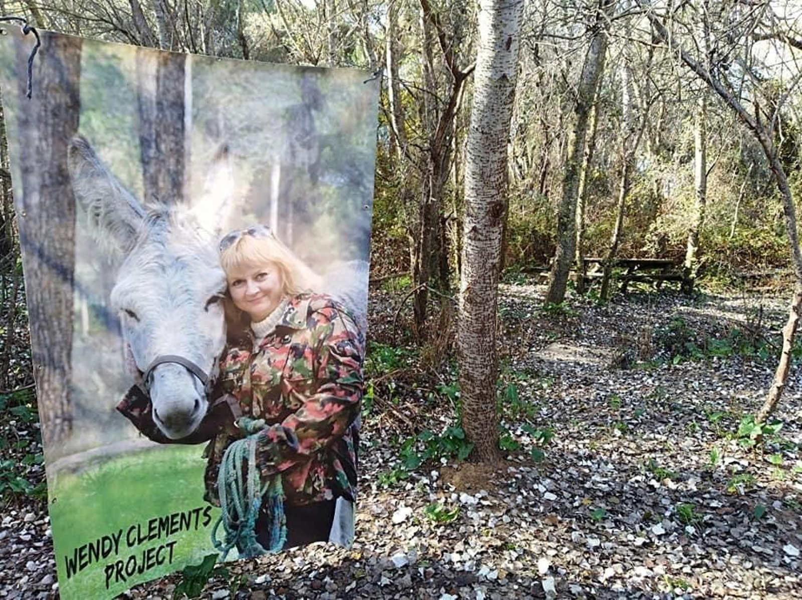 Fotografía que recuerda a Wendy Clements y su proyecto ecologista con los burros.