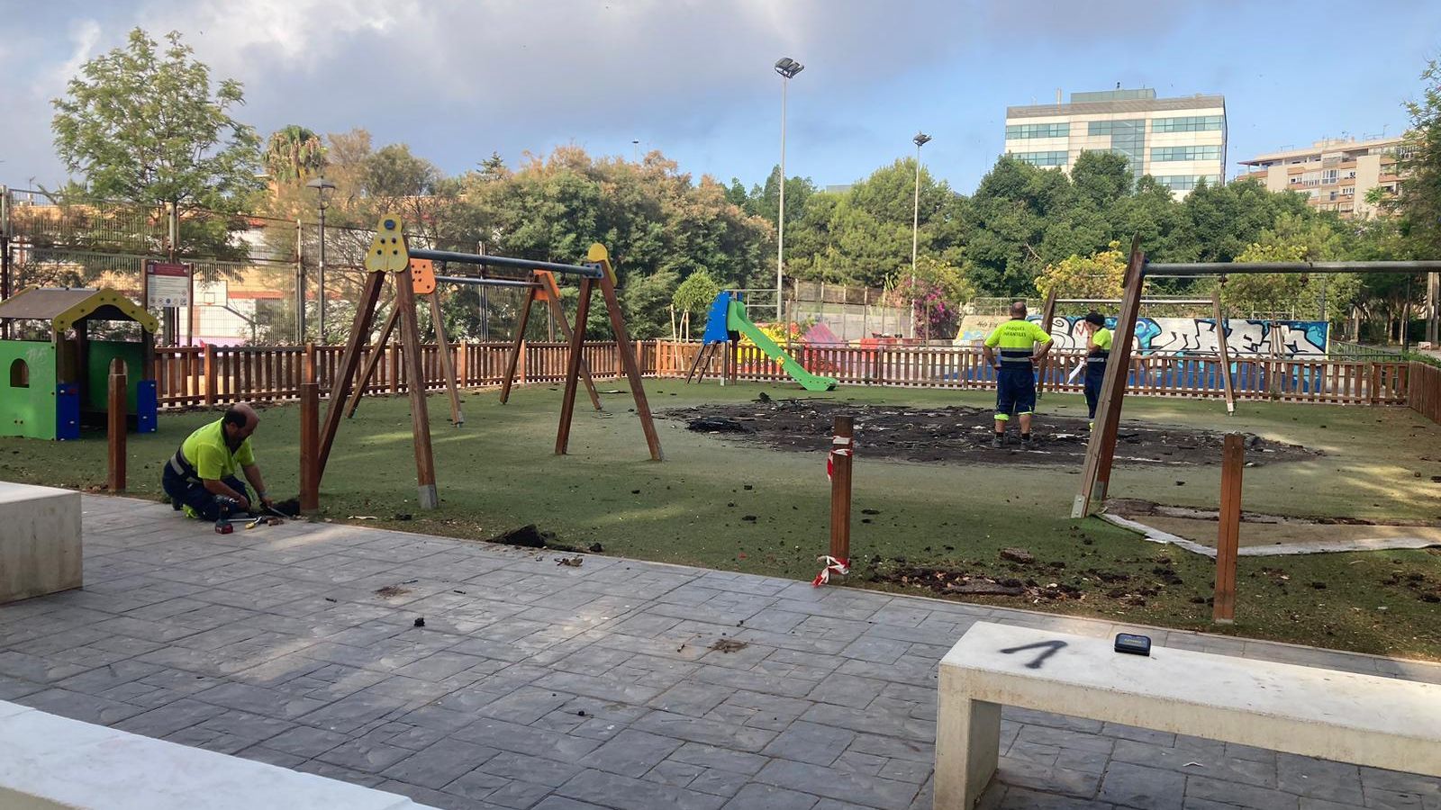 Operarios supervisan el estado del parque San Isidro
