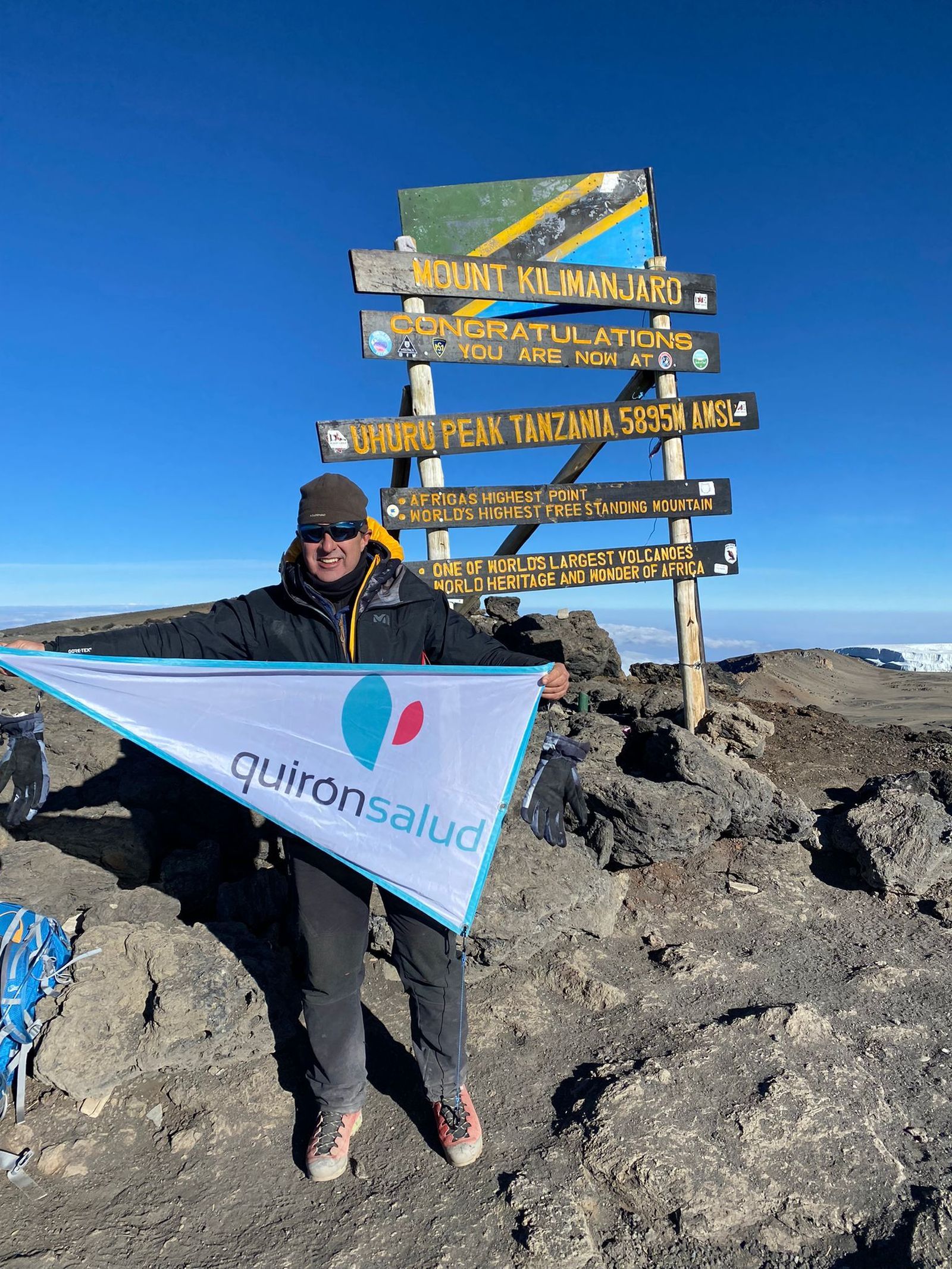 El traumatólogo Miguel Toledo en la cima del Kilimanjaro.