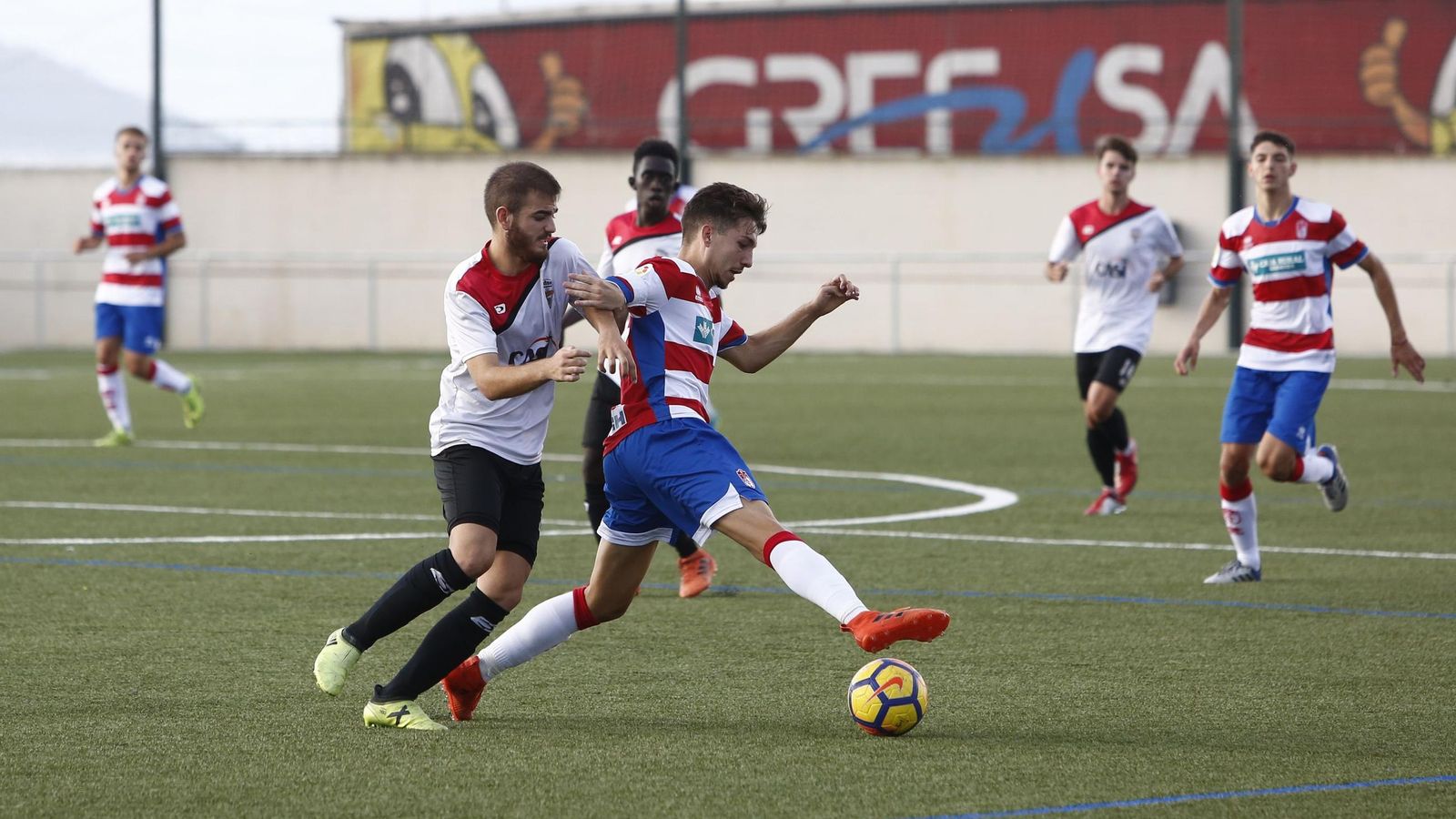 Un jugador almeriense presiona a un rival durante un enfrentamiento de temporadas atrás frente a los nazaríes.