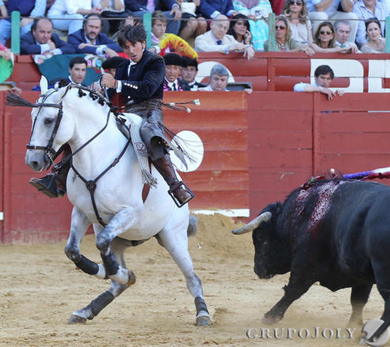 Diego Ventura en plena ejecución de una de sus espectaculares piruetas al salir de la suerte.

Foto: Miguel Angel Gonzalez