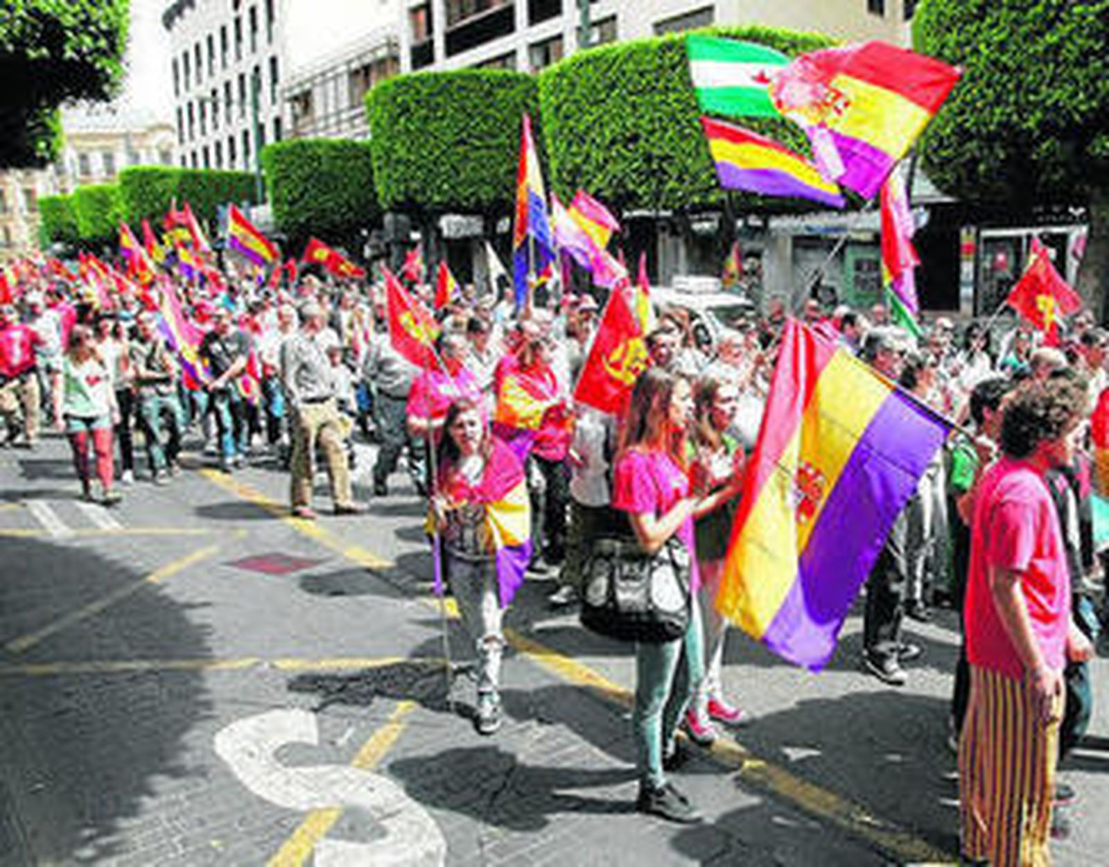 La marea tricolor recorrió ayer el corazón de la ciudad.