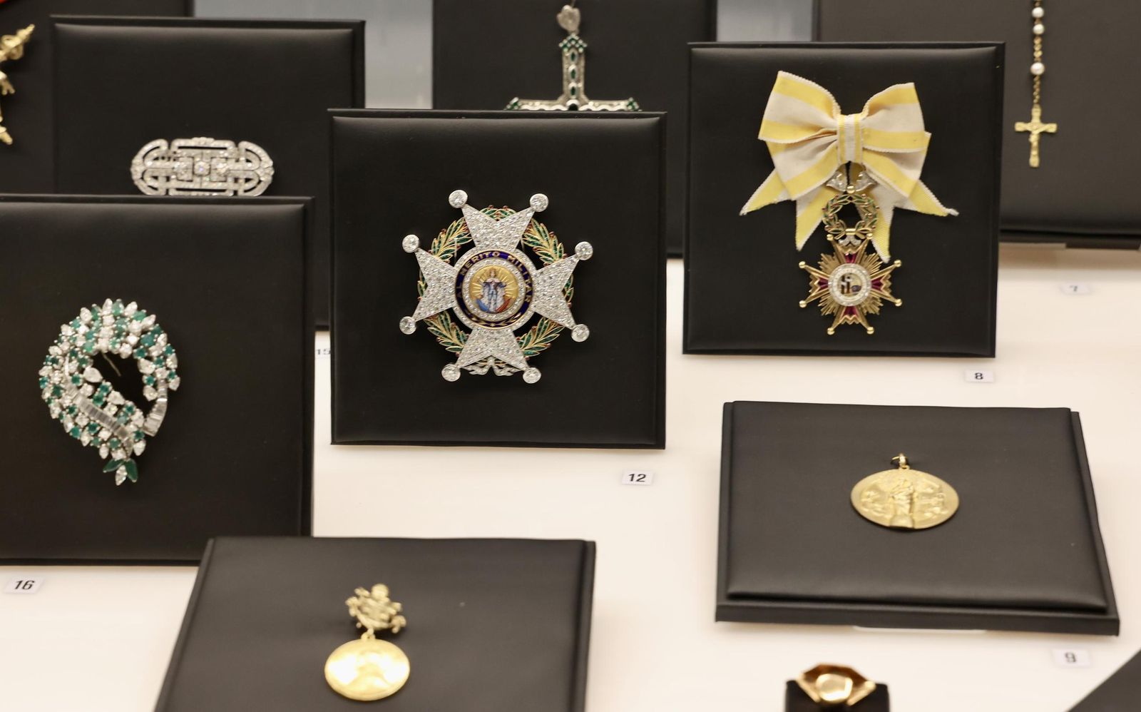 Exposición Ofrenda. Rosa. Corona. Beso