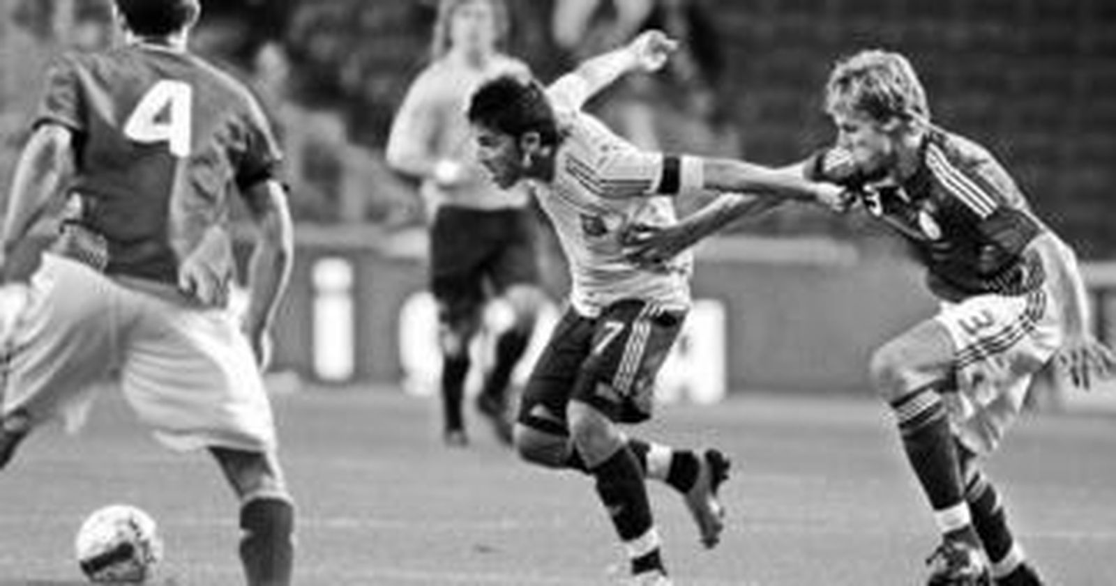 Villa pelea un balón con los defensas de Dinamarca Martin Laursen (derecha) y Daniel Agger durante un lance del encuentro.