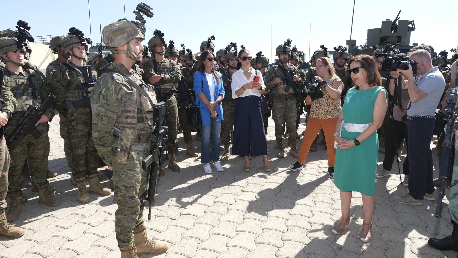 La Ministra de Defensa, Margarita Robles, visita la Base de La Legión en Viator, en imágenes
