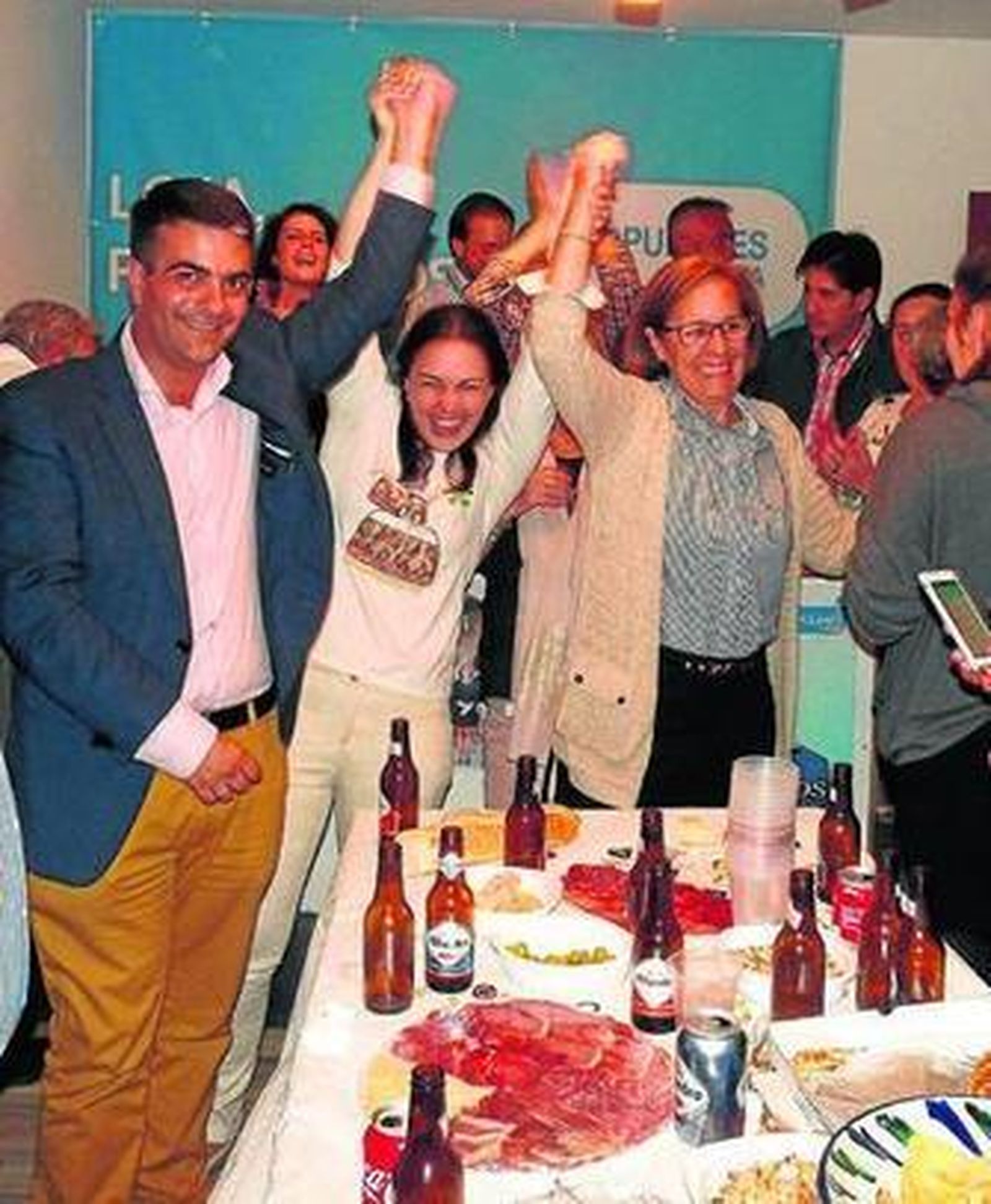 Joaquín Camacho celebró ayer la victoria en la sede del partido.