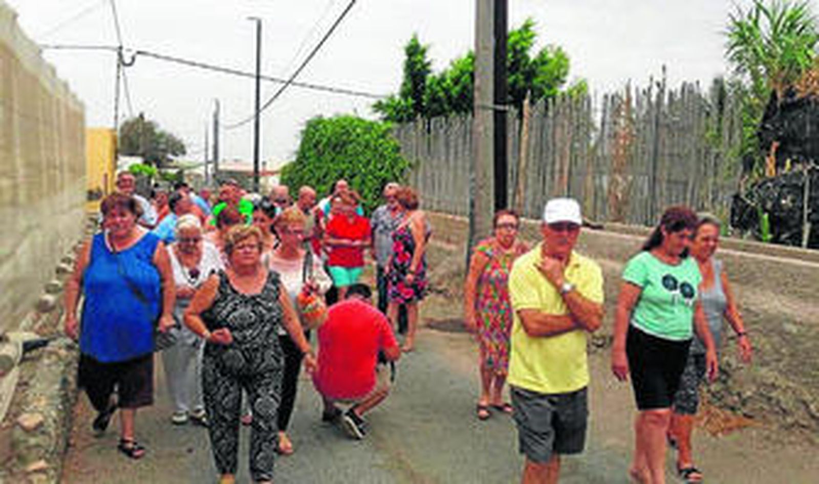 Vecinos de Los Cortijillos y de barrios del entorno en un paseo reivindicativo por el "abandono" de la periferia.