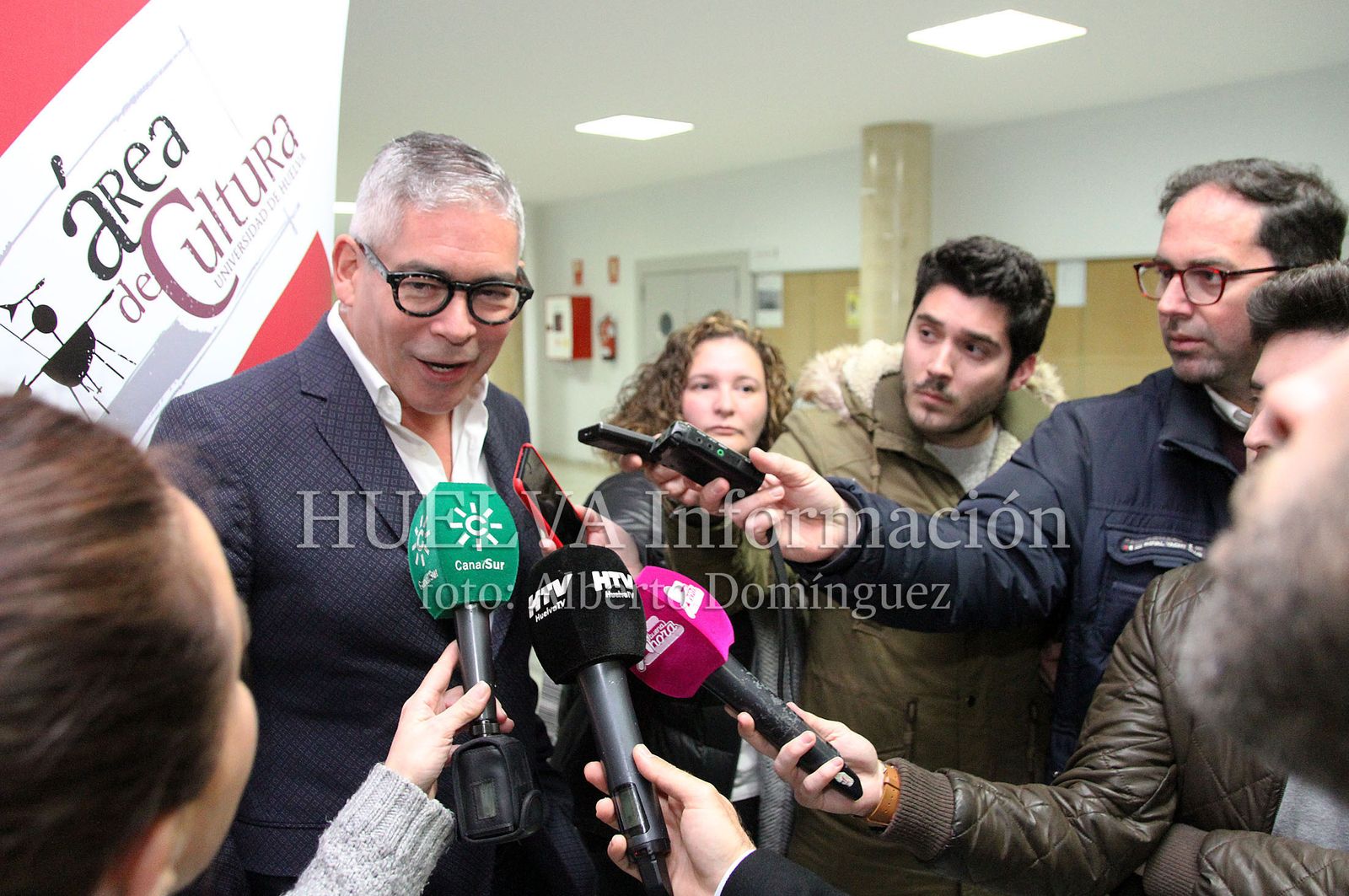 Boris Izaguirre presenta "Tiempo de Tormentas" en la Universidad de Huelva, en imágenes