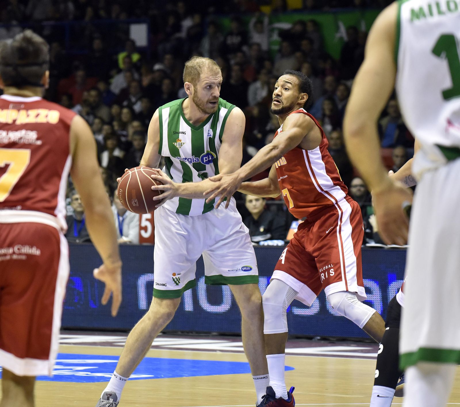 Luka Zoric defendido por Sadiel Rojas, del UCAM Murcia.
