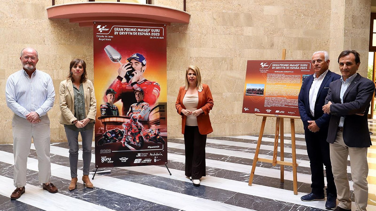Mamen Sánchez, junto a Laura Álvarez y Cayetano Gómez, director-gerente del Circuito; Pablo Fernández, jefe de mantenimiento, y Raúl Zarzuela, jefe de prensa.