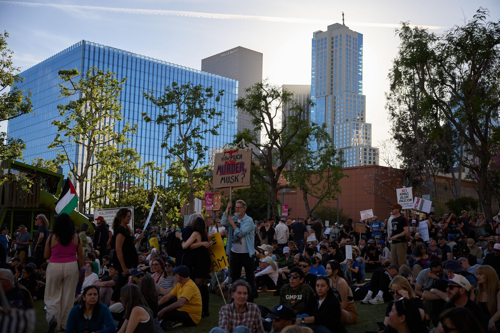 Miles de manifestantes contra Trump y Musk en EEUU: "¡Quita tus manos!"