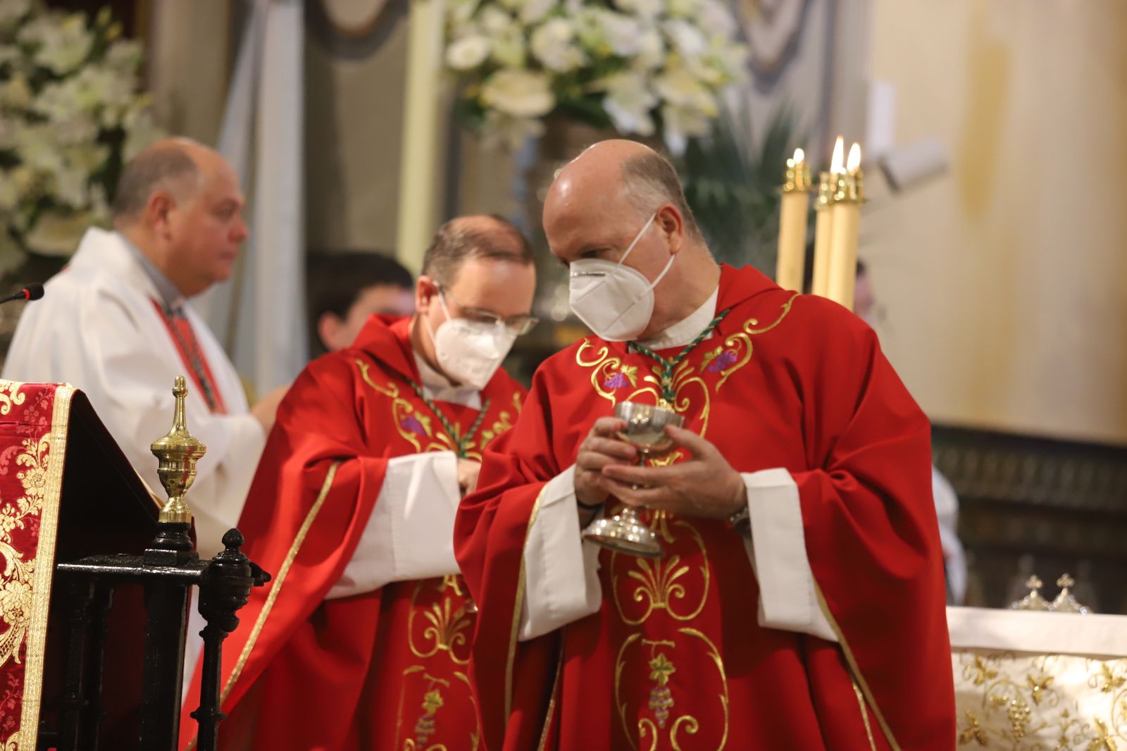 Imágenes de la misa de Pentecostés atípica y a puerta cerrada por el coronavirus, en la parroquia de la Asunción de Almonte