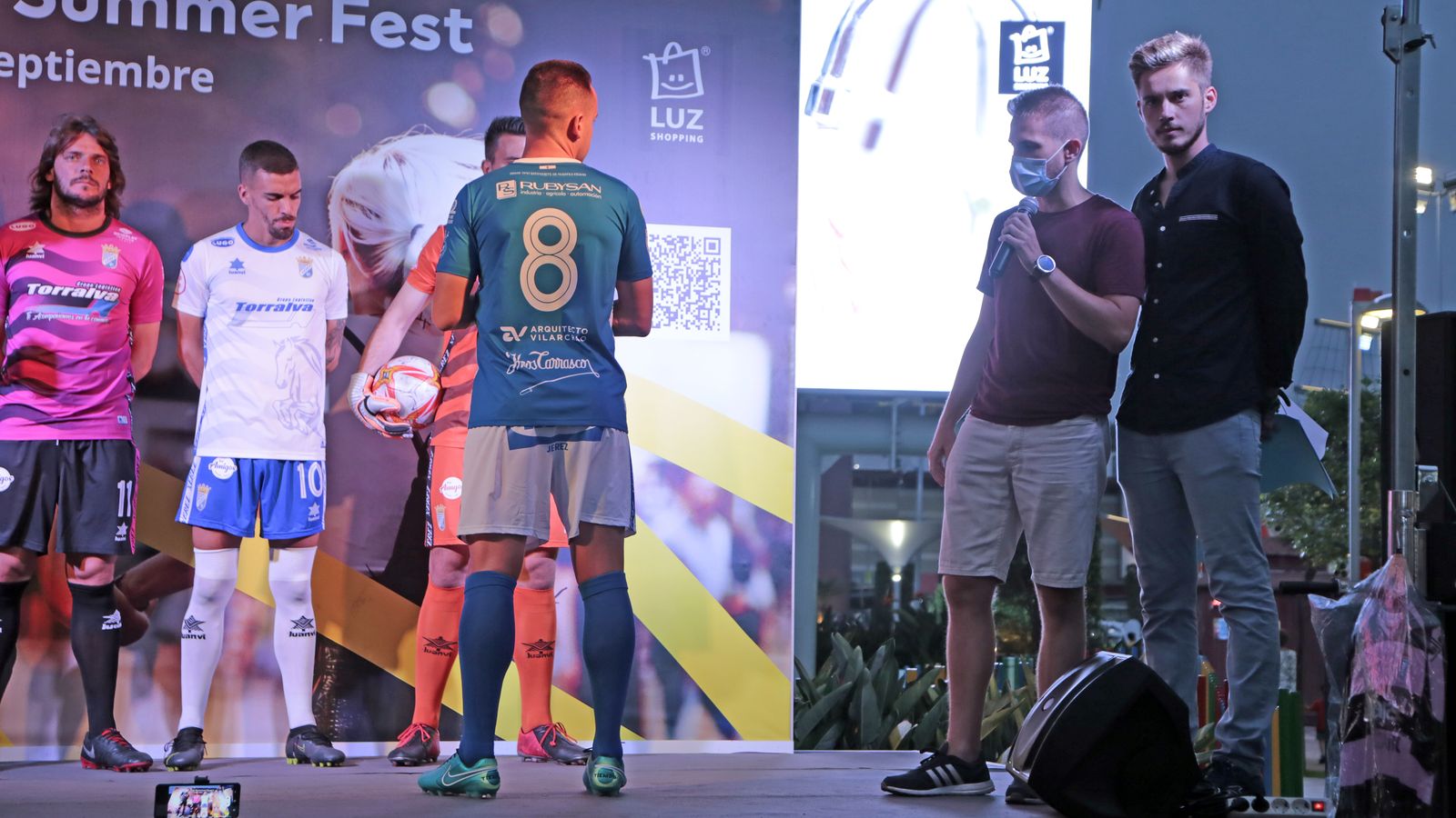 Imágenes de la presentación de las nuevas camisetas del Xerez CD en Luz Shopping