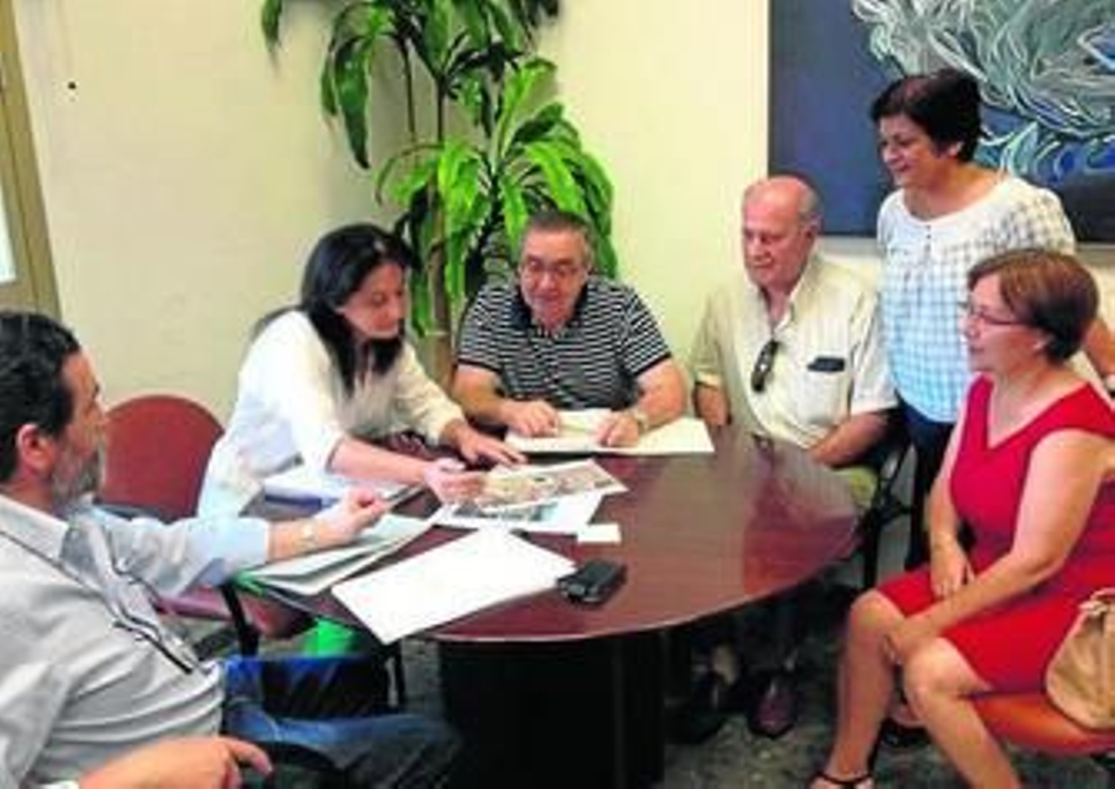 Ana Tamayo con los vecinos de Miralbaida.