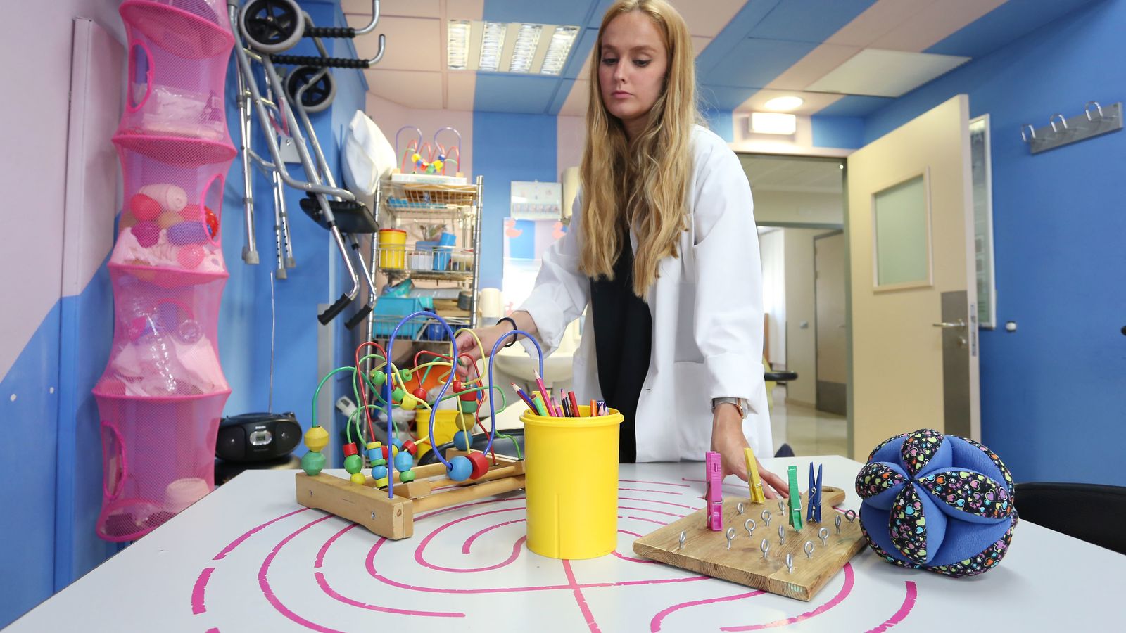 Una fisioterapeuta con varias herramientas de rehabilitación.