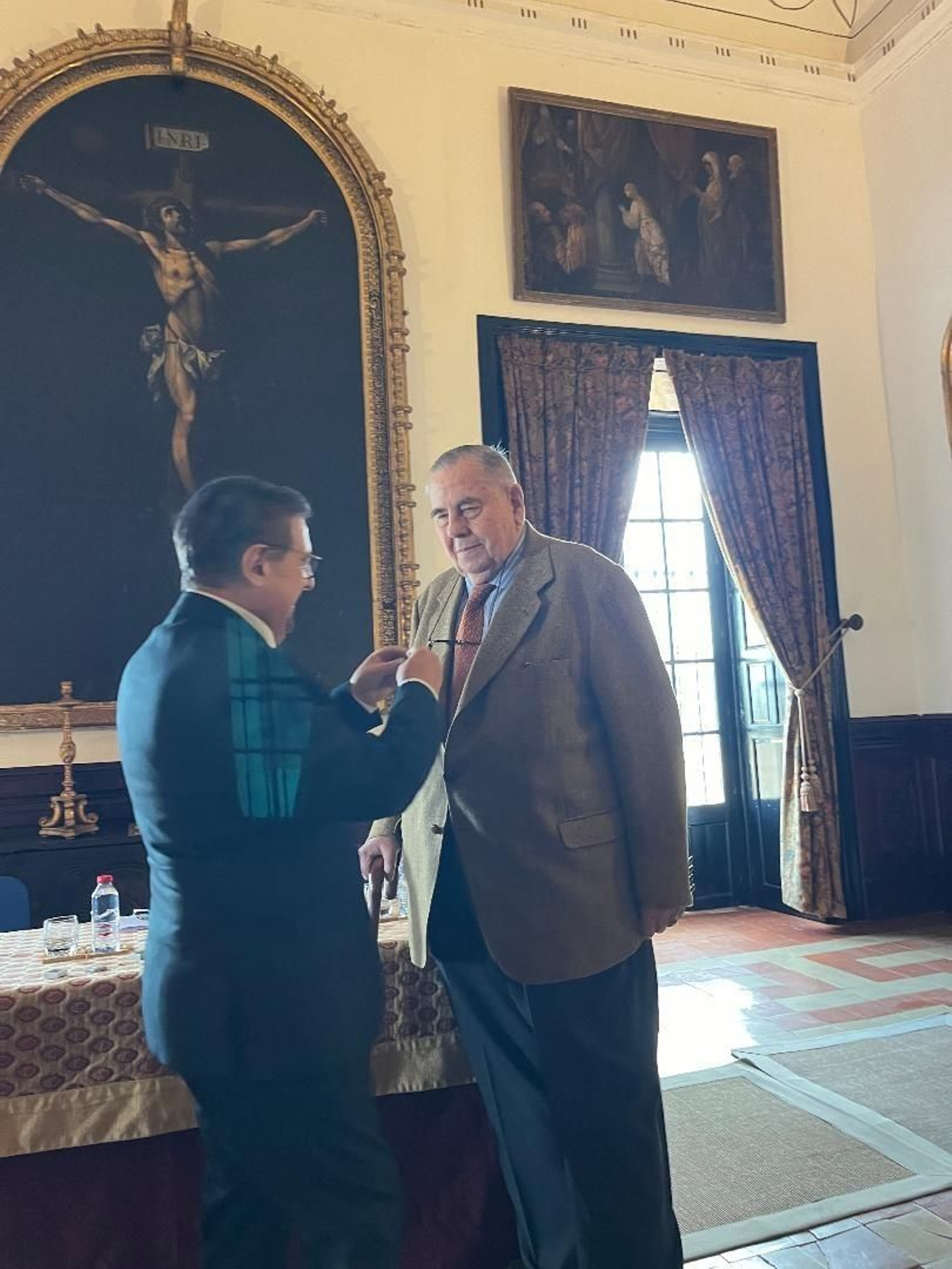 Julián Hurtado de Molina, entregando la insignia a Luis de Mora-Figueroa Dingwall-Williams.