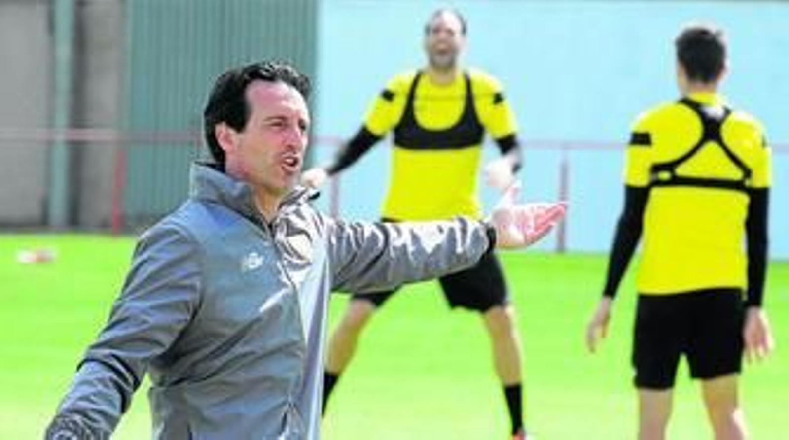 Unai Emery da instrucciones a sus jugadores durante el entrenamiento realizado ayer en el estadio Municipal de Cartaya.