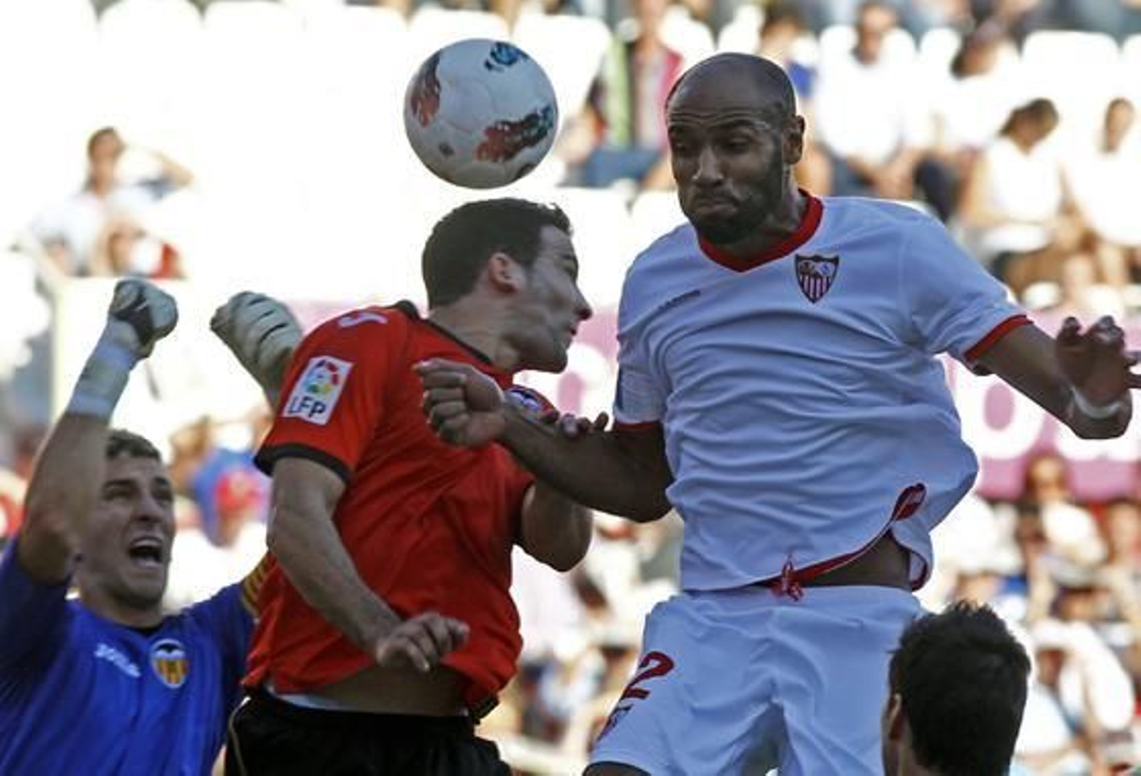 El Sevilla vence al Valencia en casa pese a jugar más de 20 minutos con nueve jugadores (1-0). / Antonio Pizarro