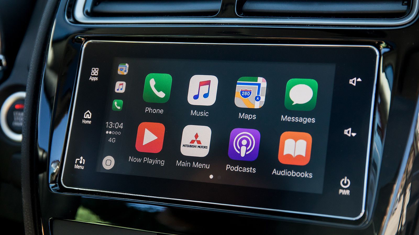 La pantalla y el sistema multimedia son sobresalientes.